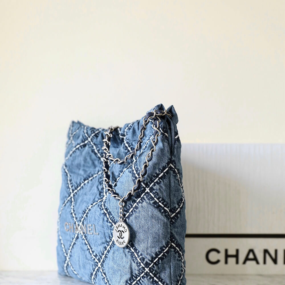 CHANEL 22 SMALL HANDBAG