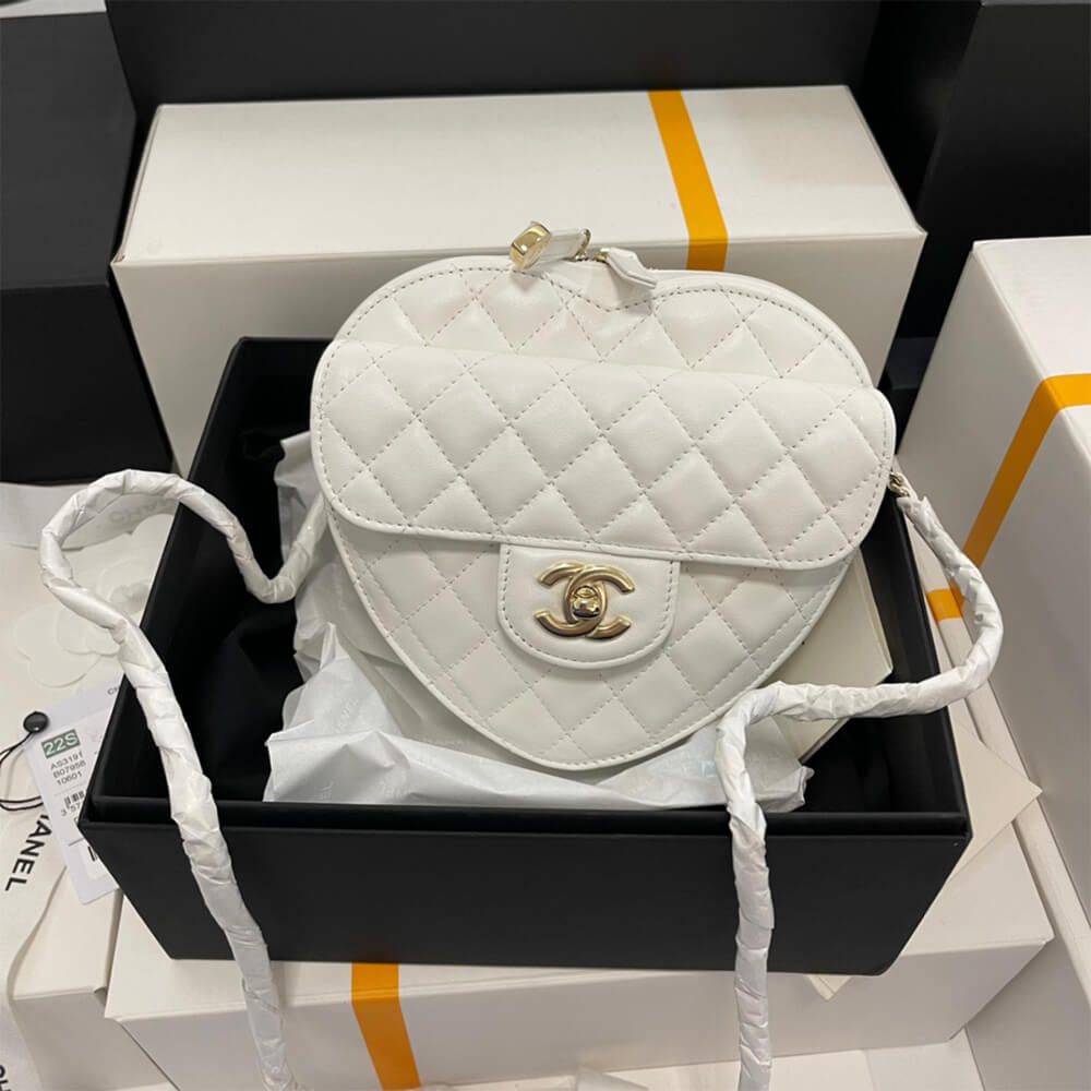 CHANEL 22s Heart Bag