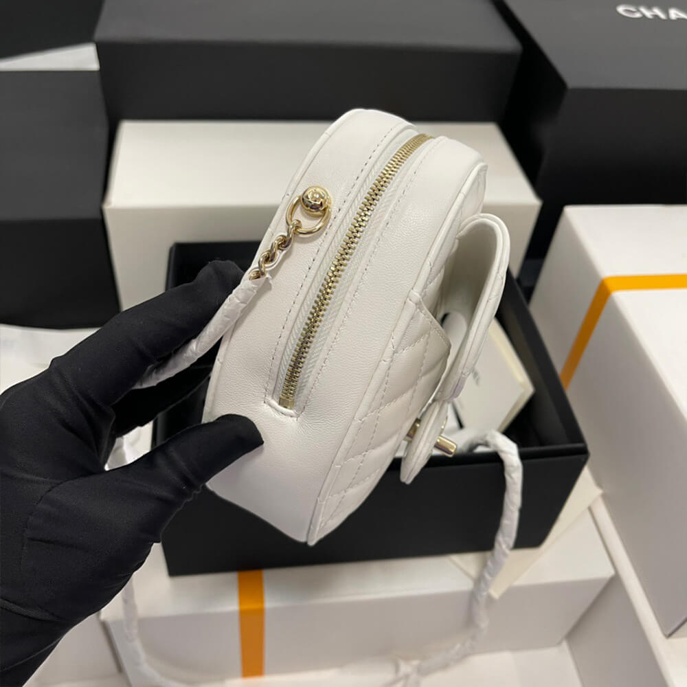 CHANEL 22s Heart Bag