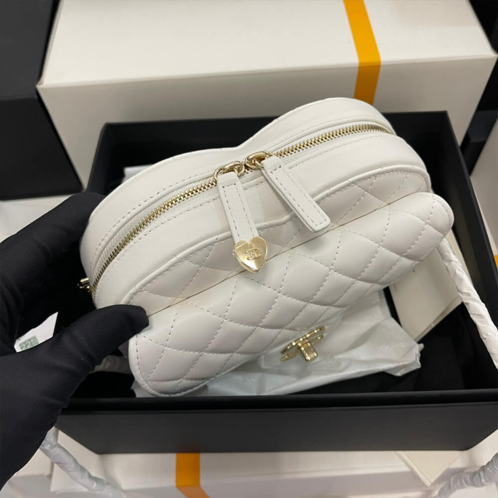 CHANEL 22s Heart Bag