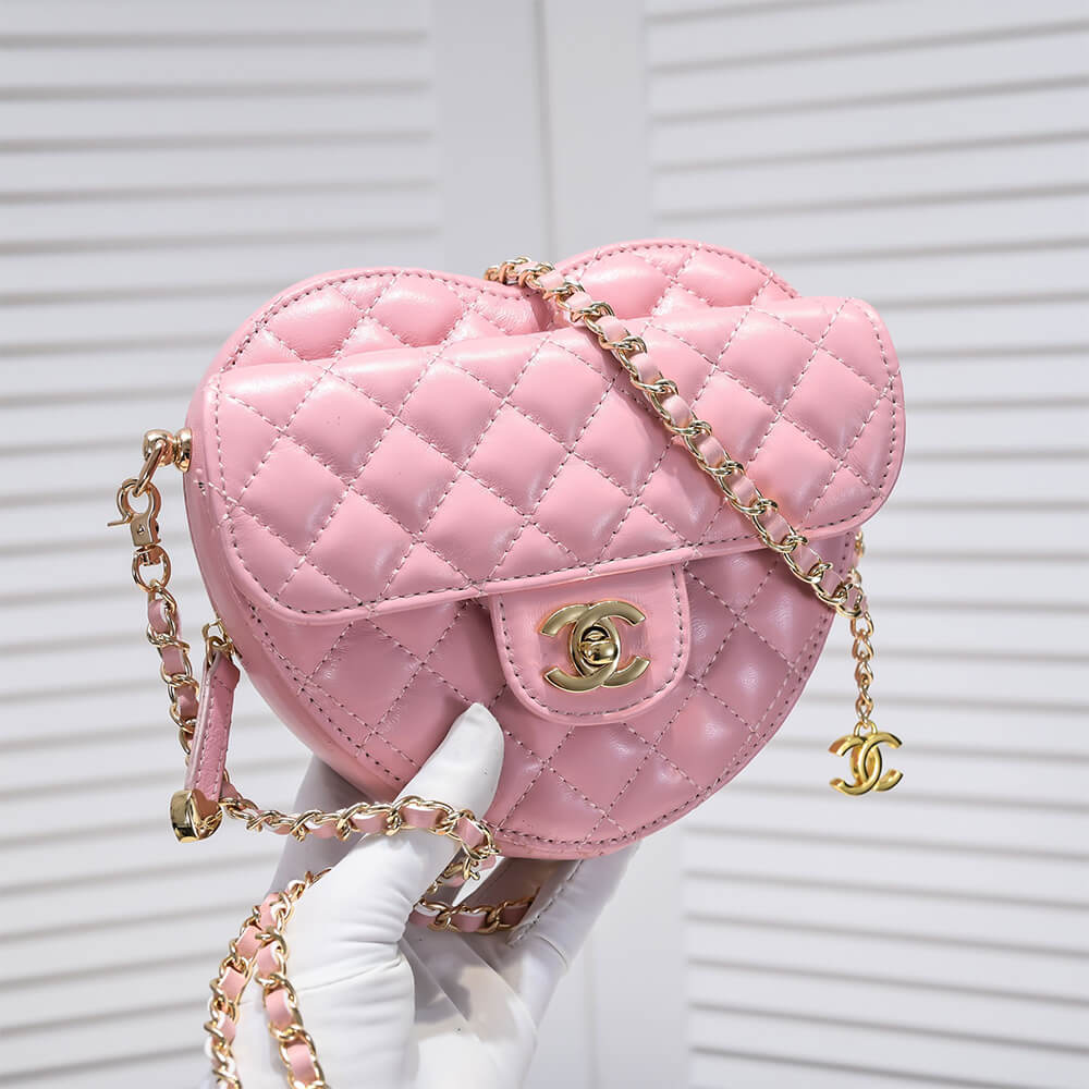 CHANEL 22s Heart Bag