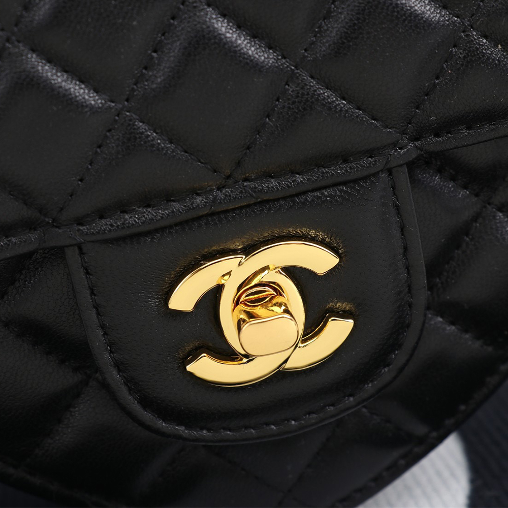 CHANEL 22s Heart Bag