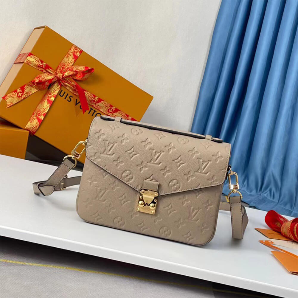 LV Pochette Metis