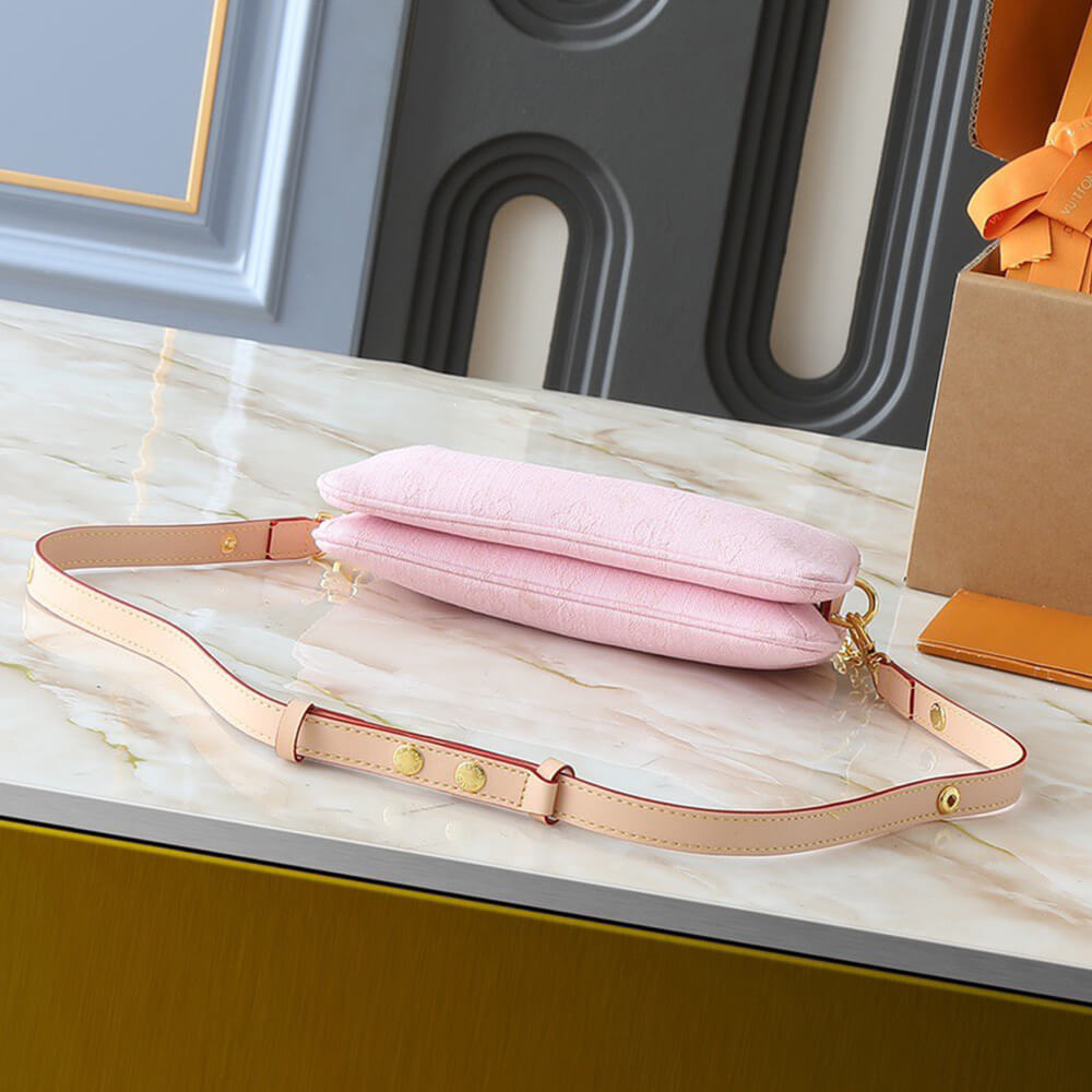 LV Liv Pochette