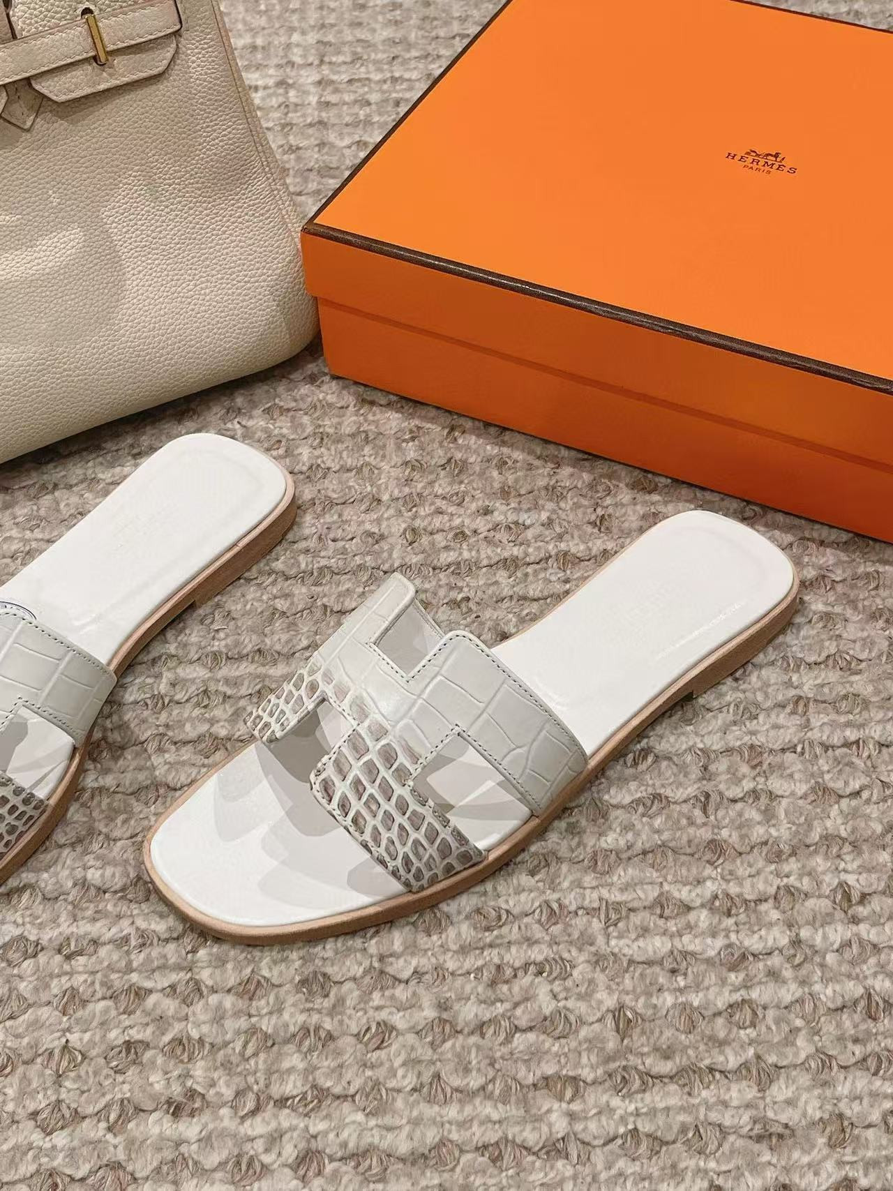 ua H**me5 oran sandal