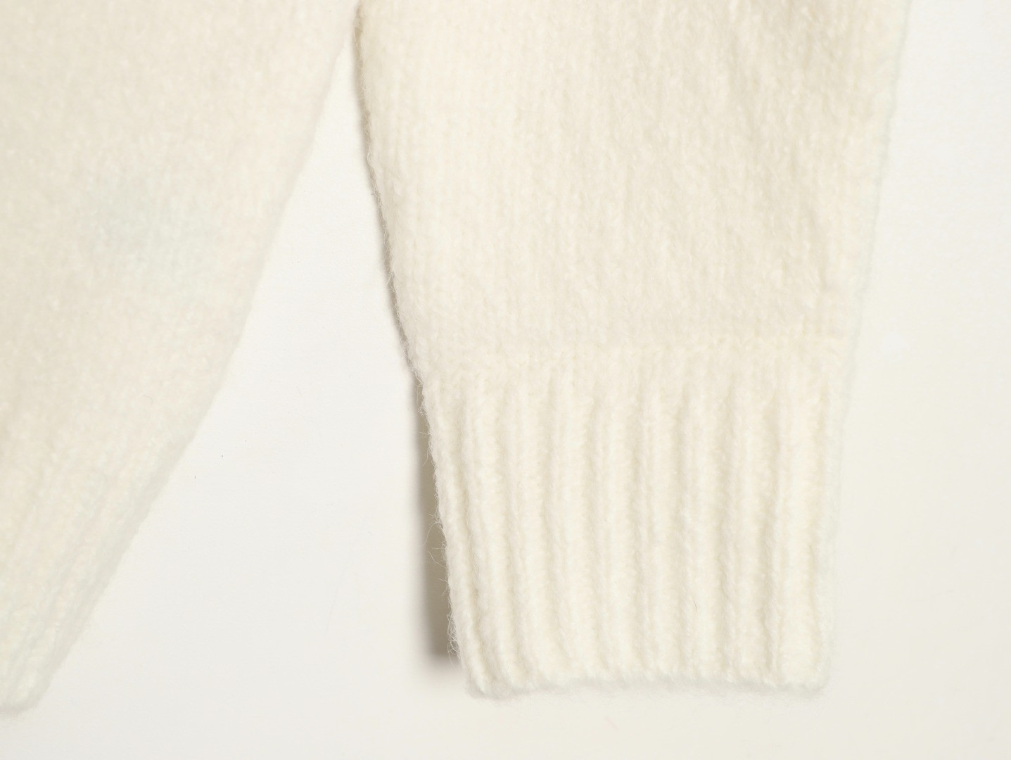l0*is V*t0n lv knitting sweaters