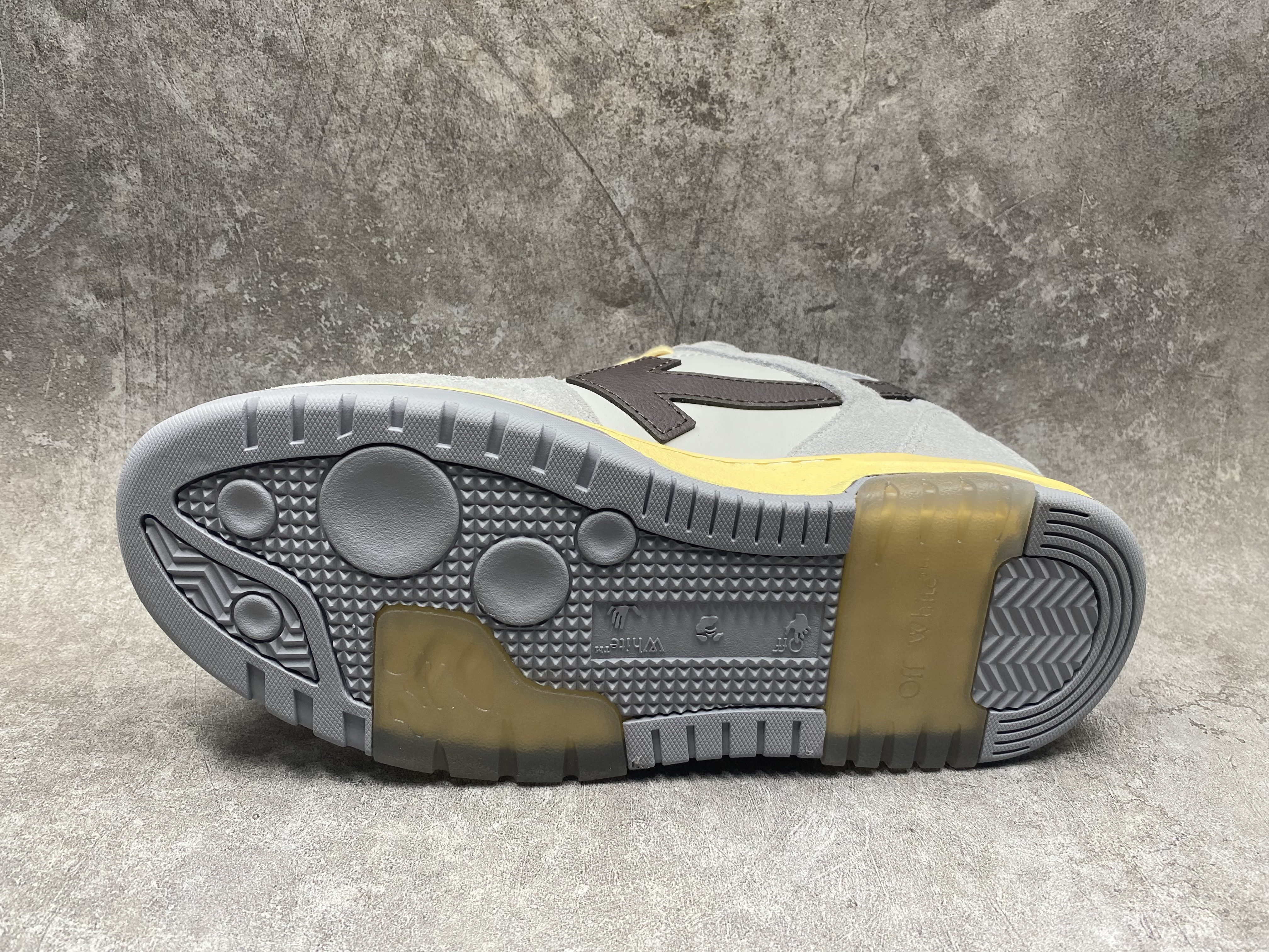 UA OFF-WHITE OUT OF OFFICE LOW