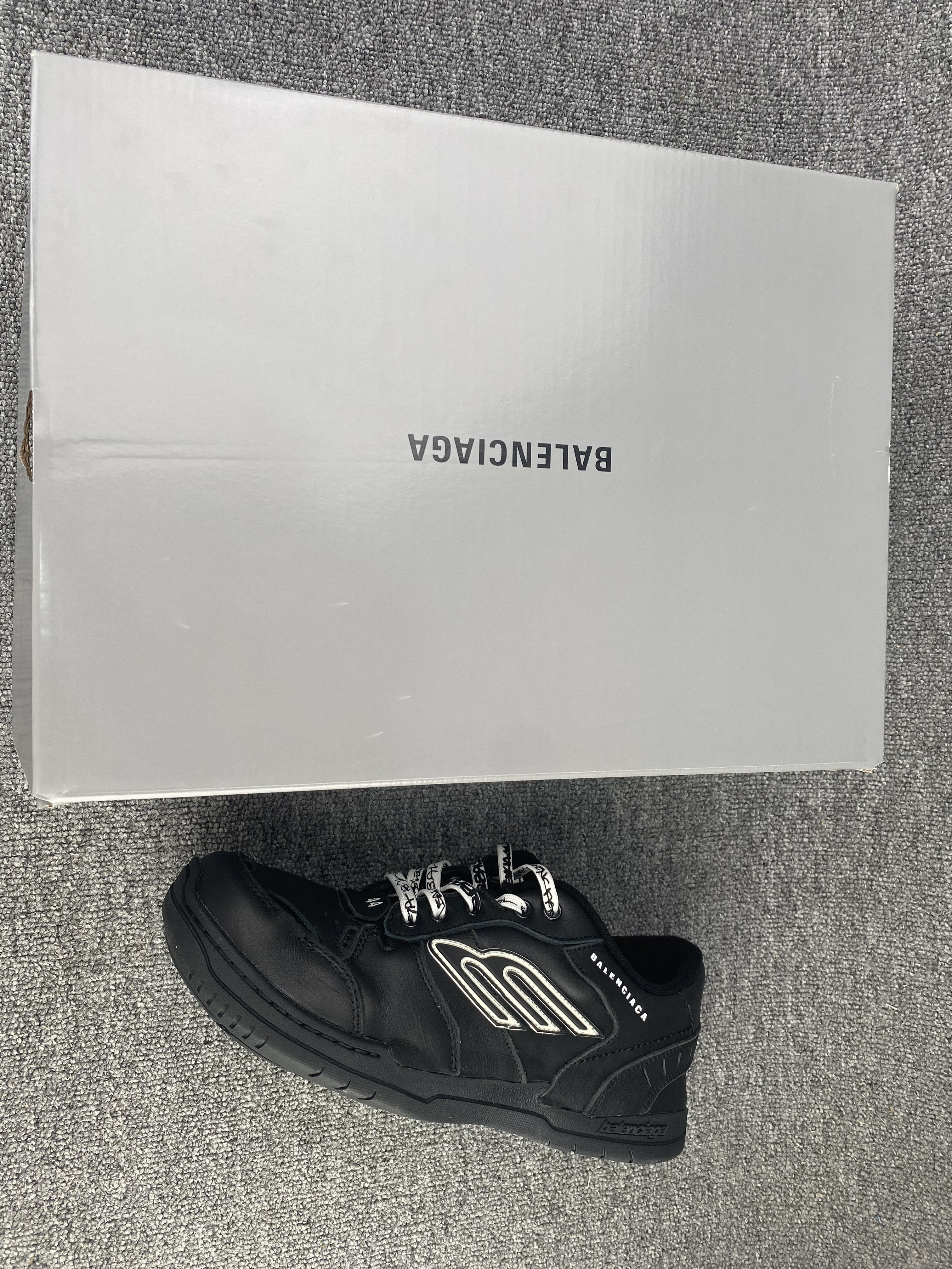 ua Ba*len*cia*ga hamptons worn-out sneaker in black(run one size large)