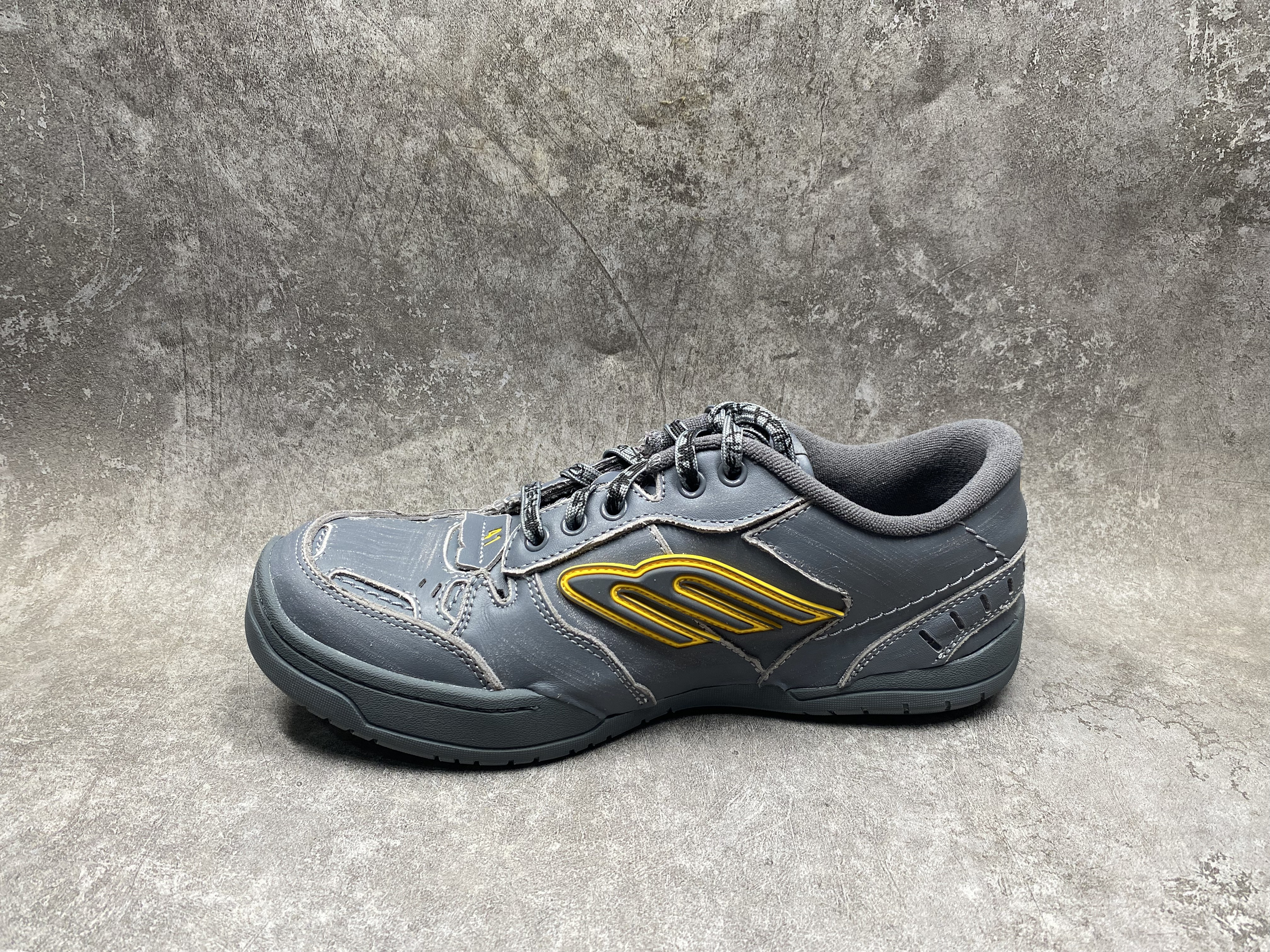 ua Ba*len*cia*ga hamptons worn-out sneaker in grey/yellow(run one size large)