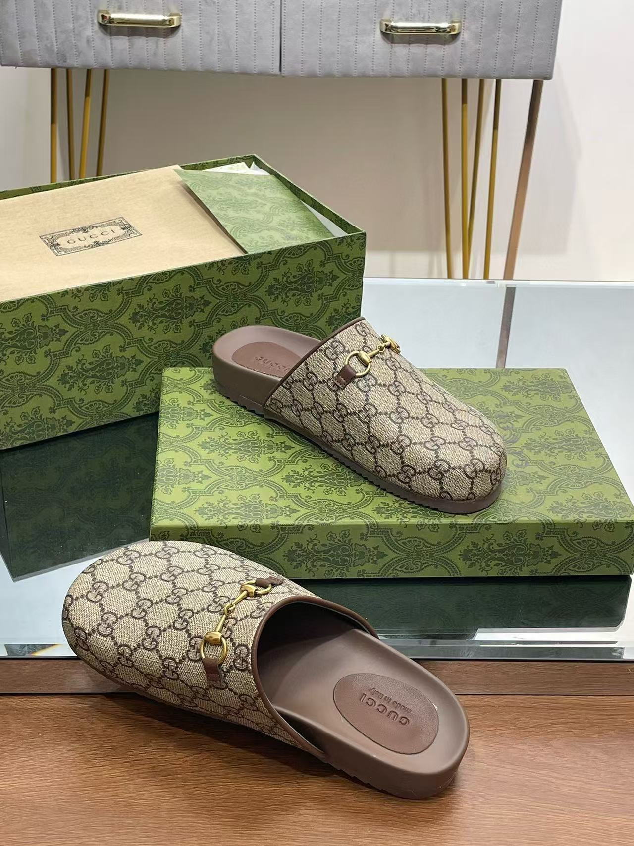 ua G*u*i slipper