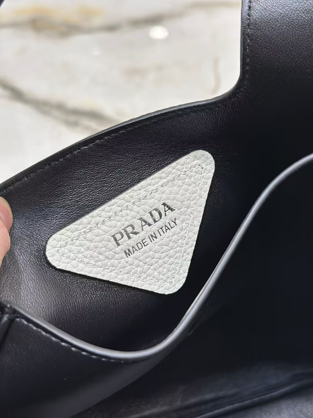 Pra*a medium leather tote 25x21.5x14cm
