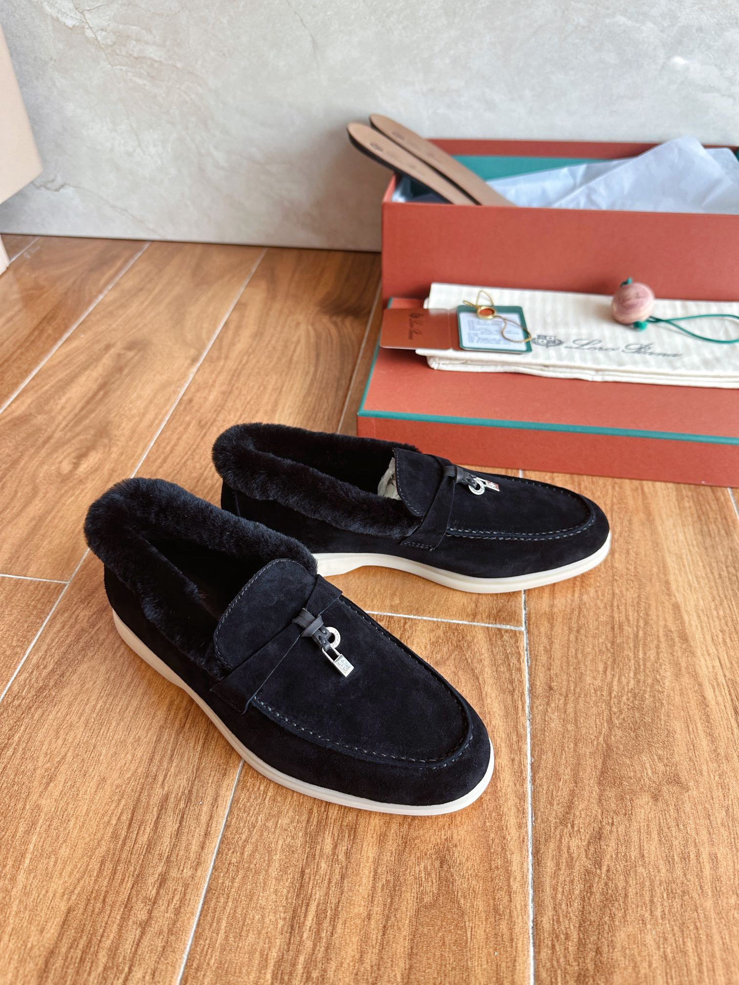ua L**o p*ana summer charms walk loafers