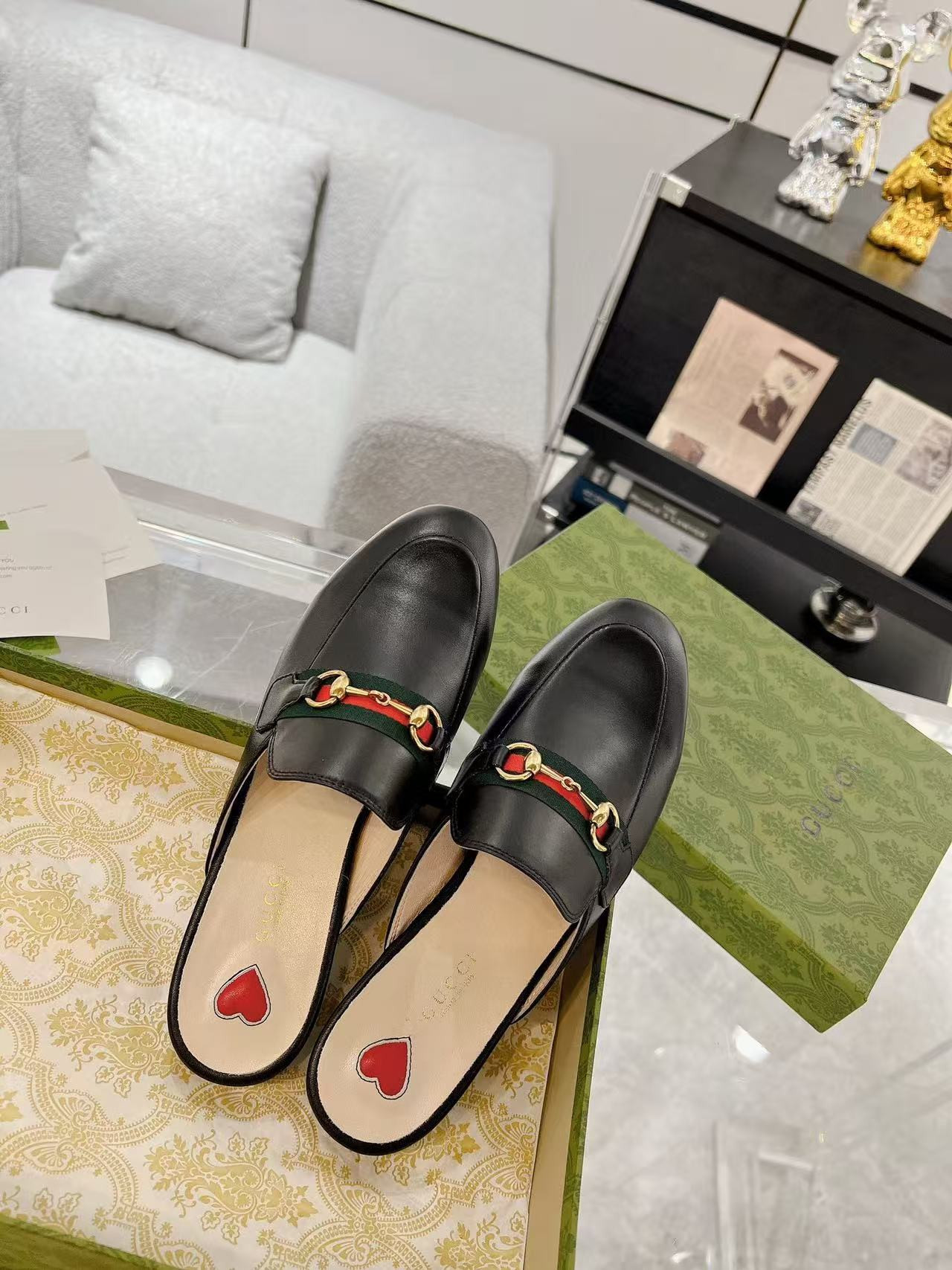 ua G*u*i princetown slipper