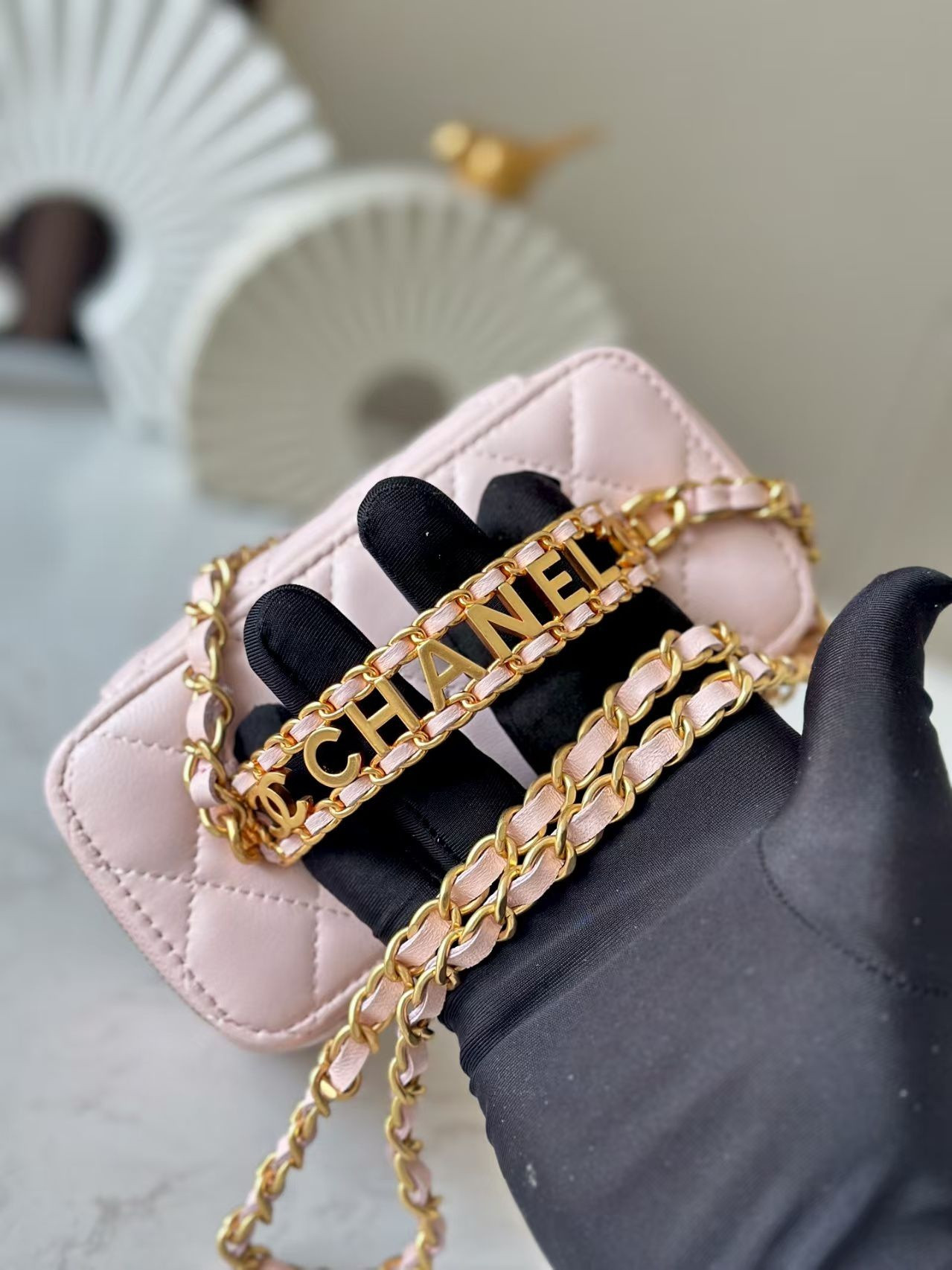 Ch*el vanity with chain 9.5x17x8cm
