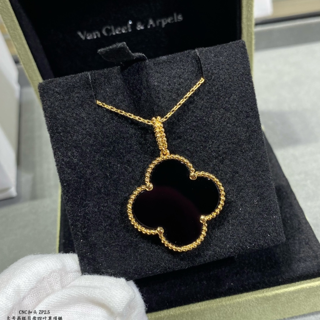 V*N CL*F & arpels large four leaf clover necklace diameter approx 2.5cm,chain length approx 80cm