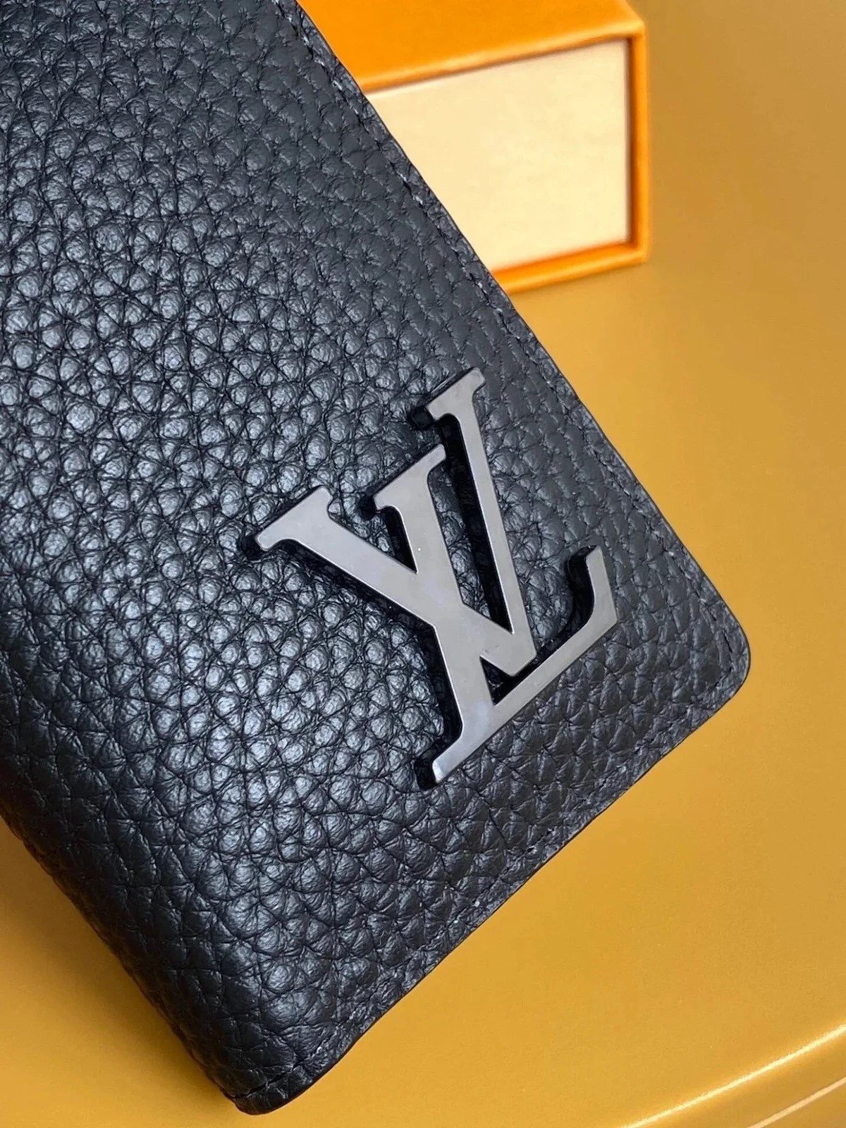 LV POCKET ORGANIZER M69979