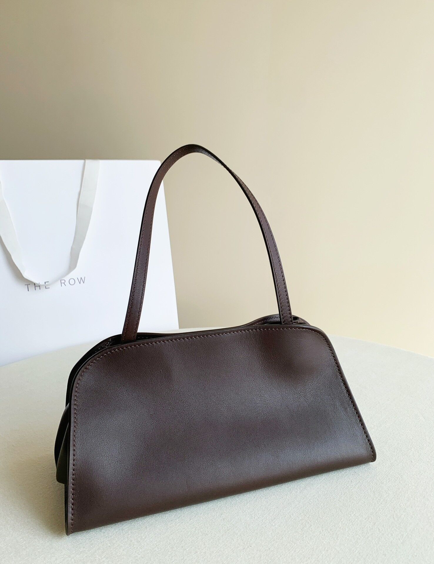 T*e R0w peggy clutch in leather 28x13x14cm