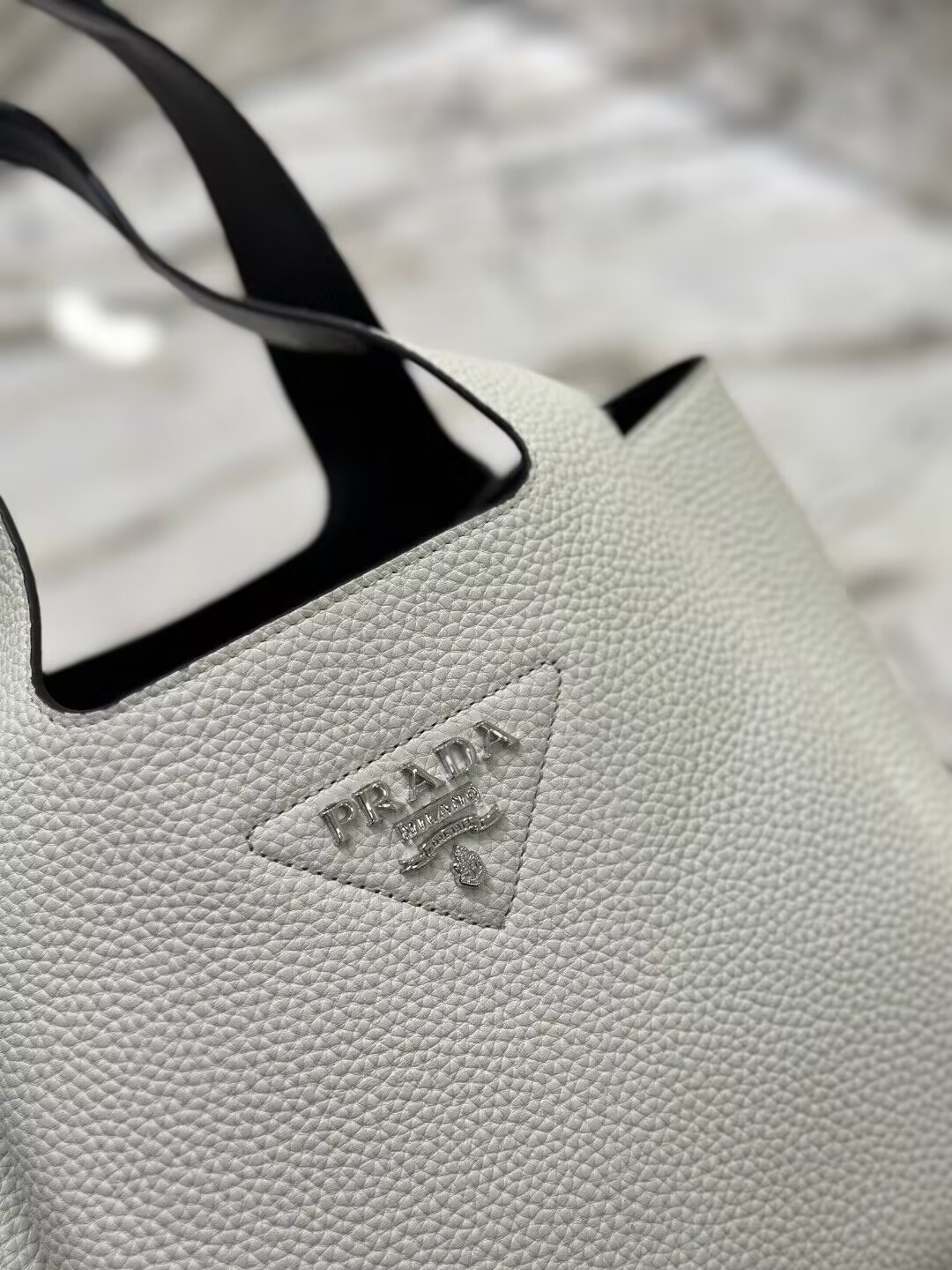 Pra*a medium leather tote 25x21.5x14cm