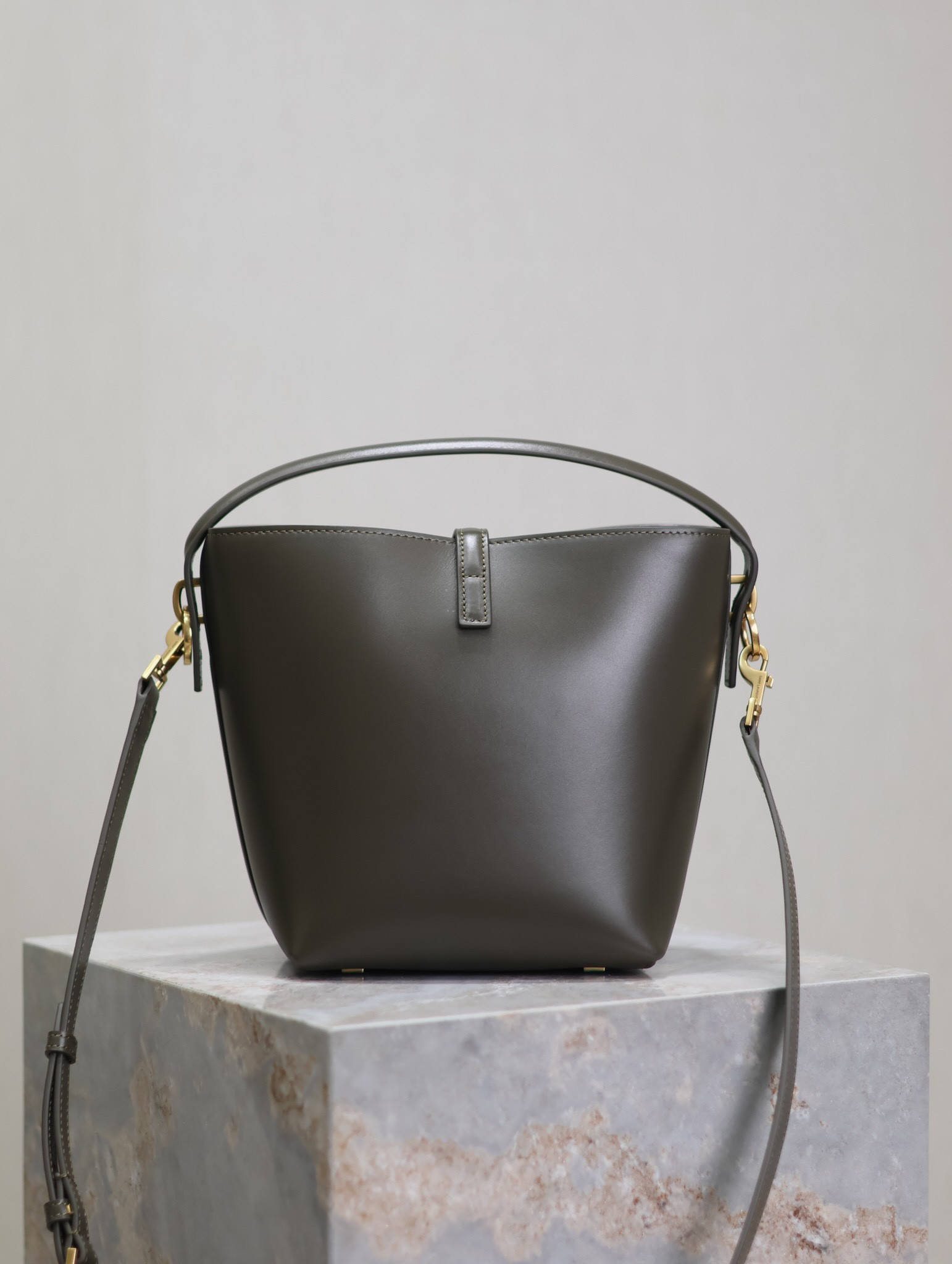 Y*L le 37 in shiny leather 17x20x13cm