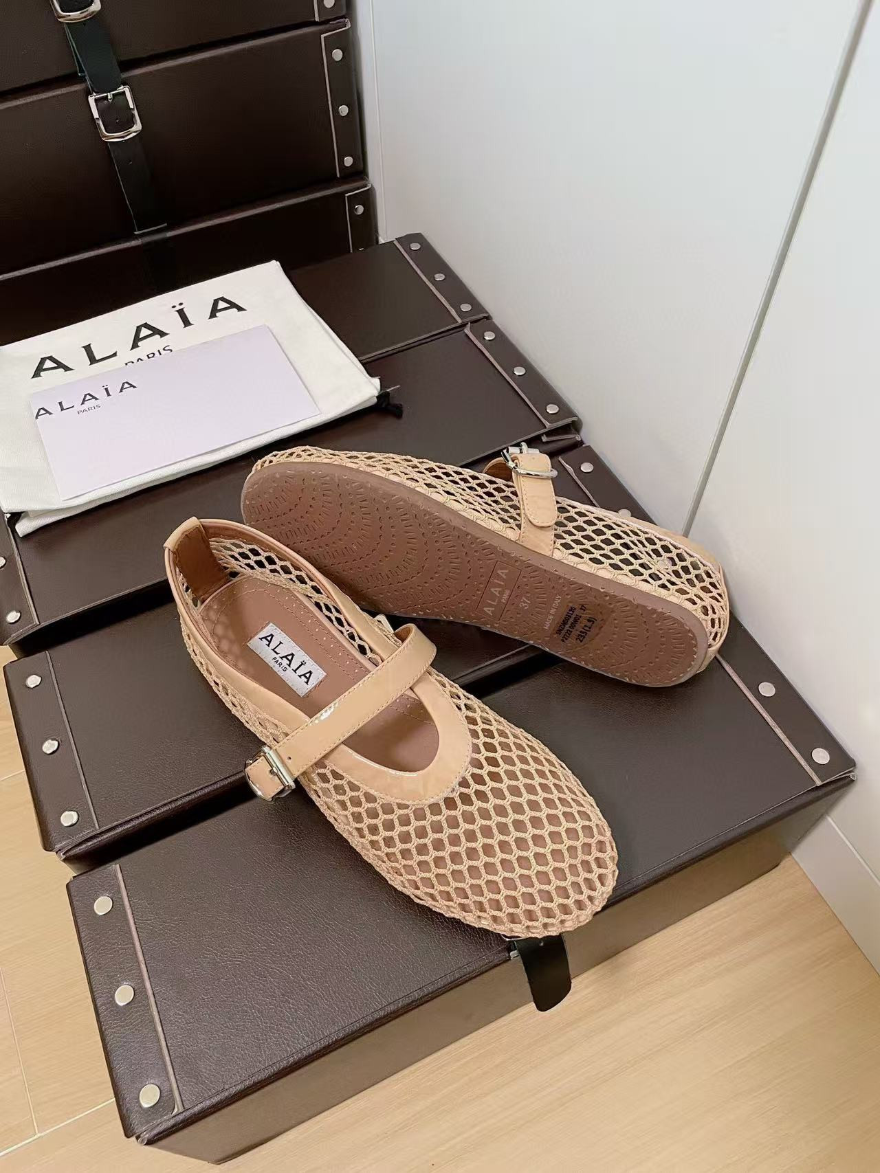 UA ALAÏA BALLET FLATS IN FISHNET