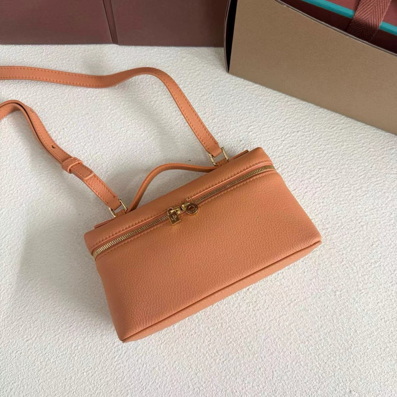 L**o p*ana extra pocket l19 grained calfskin 11 x 19 x 6.5 cm