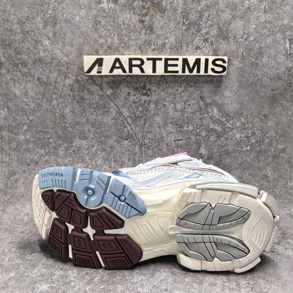 ua Ba*len*cia*ga runner sneaker