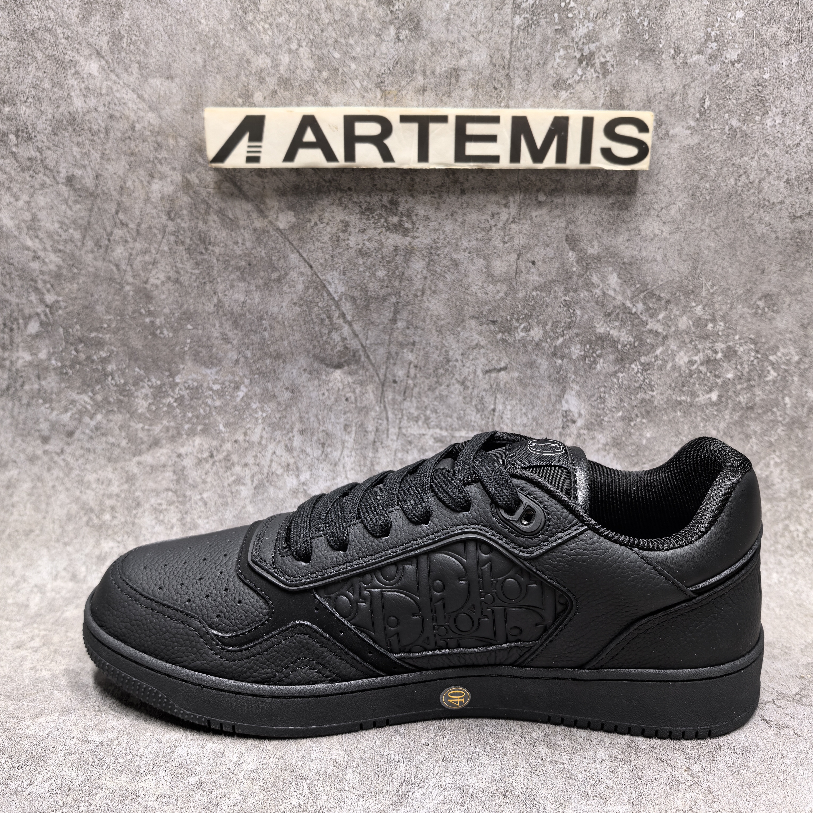 ua D*or sneaker