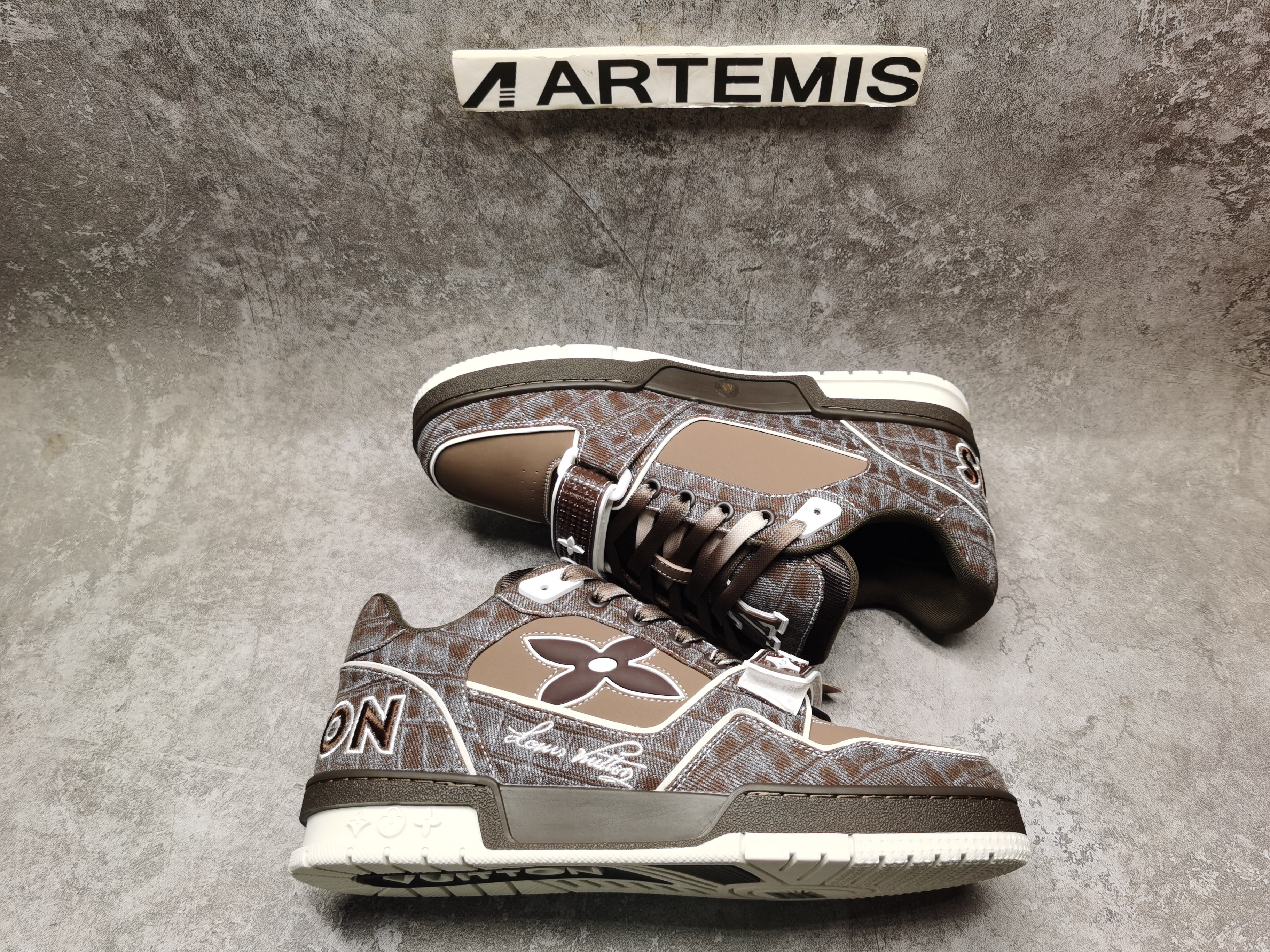 UA LV Trainer Sneaker
