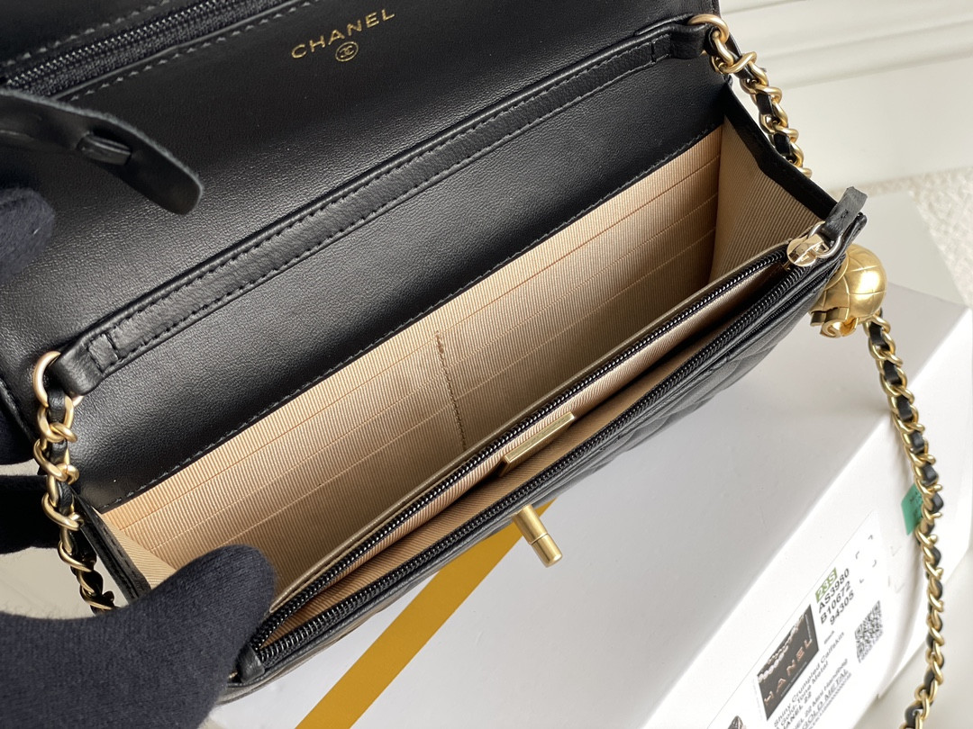 Ch*el classic wallet on chain 4.8 × 7.5 × 1.4 in