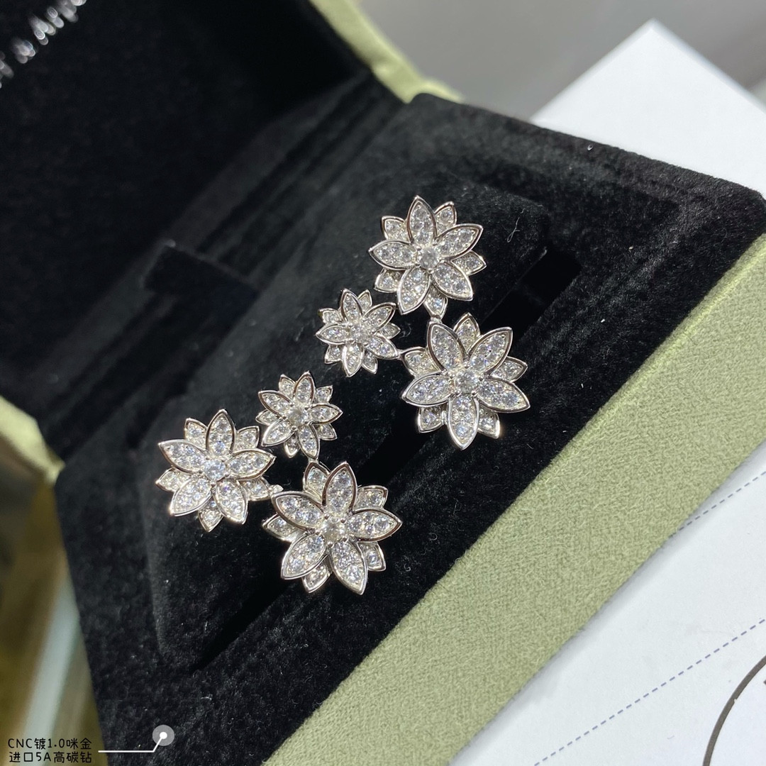 V*N CL*F & arpels lotus earrings