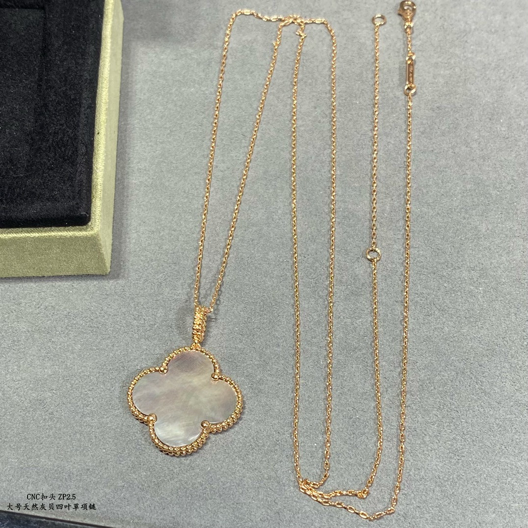 V*N CL*F & arpels large four leaf clover necklace diameter approx 2.5cm,chain length approx 80cm