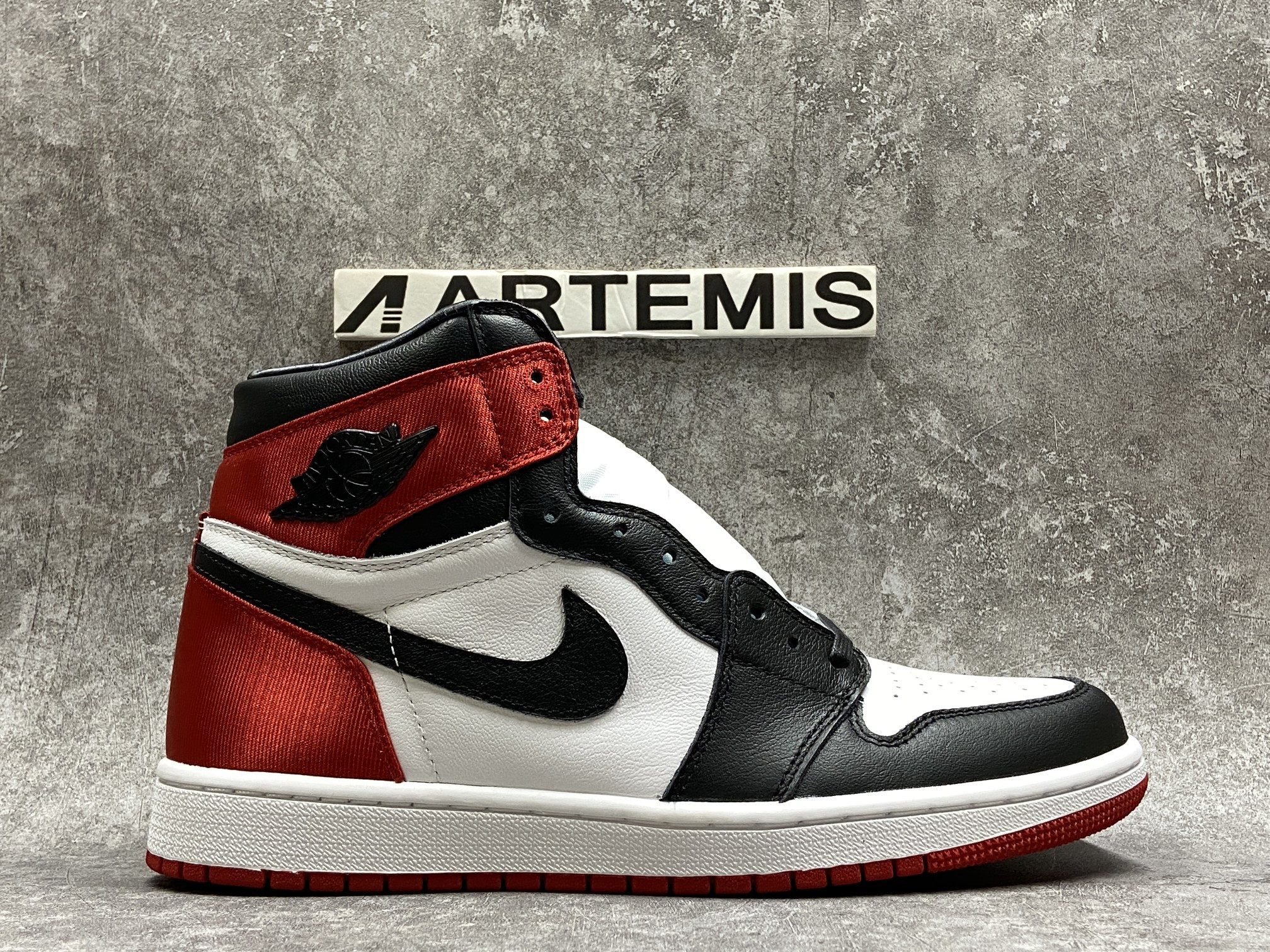 Air Jordan 1 Retro High Satin Black Toe