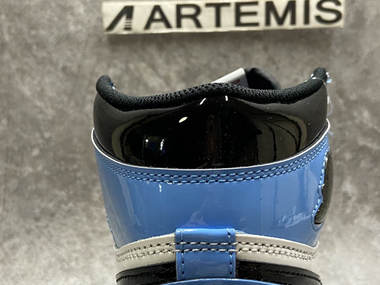 Air Jordan 1 Retro High Fearless UNC Chicago