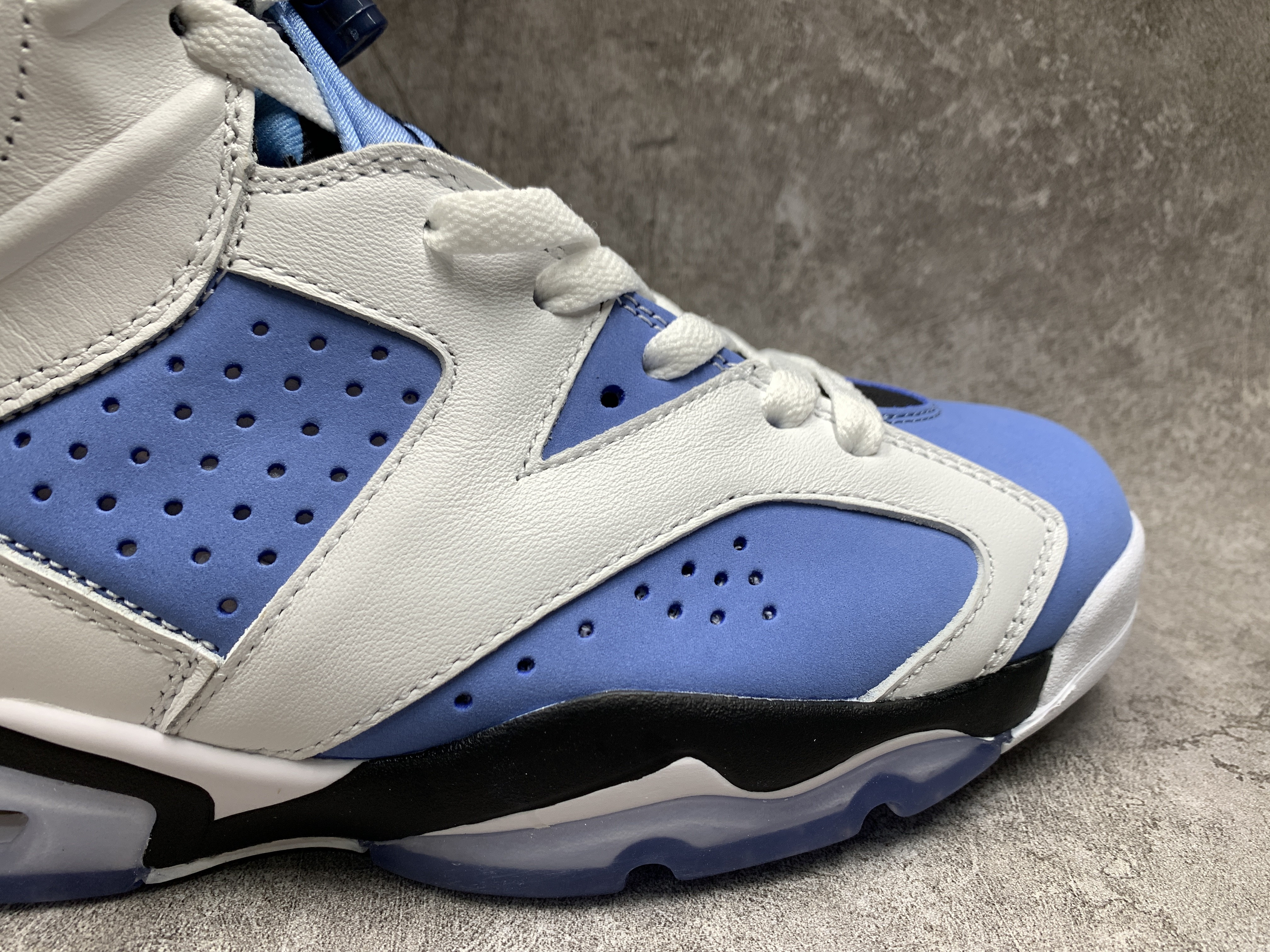 Air Jordan 6 UNC