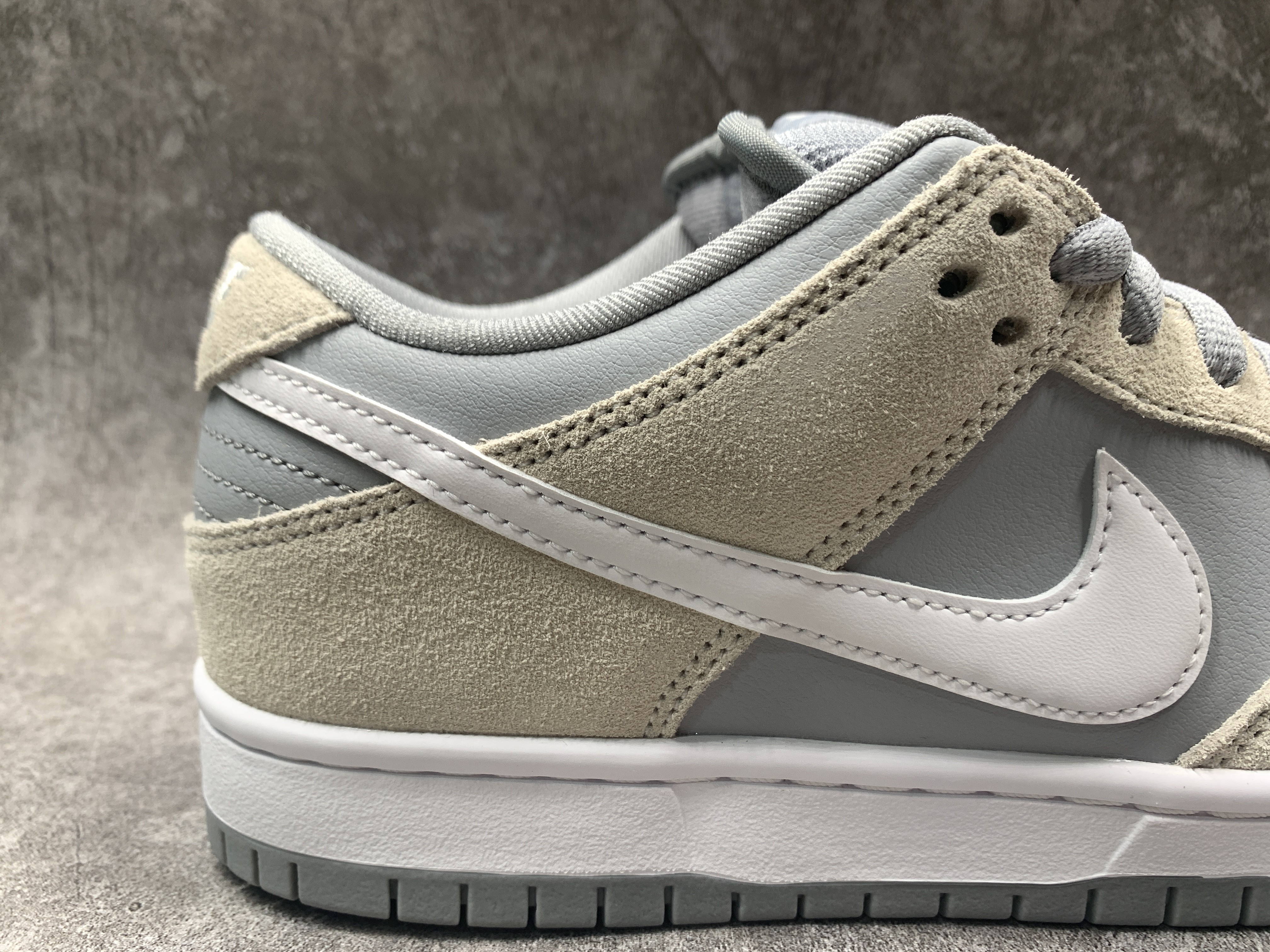 Nike SB Dunk Low Summit White Wolf Grey