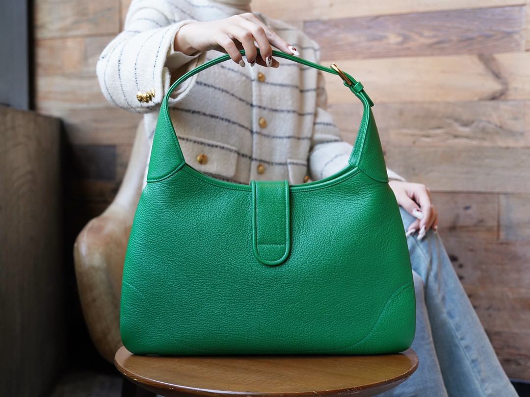Aphrodite medium shoulder bag