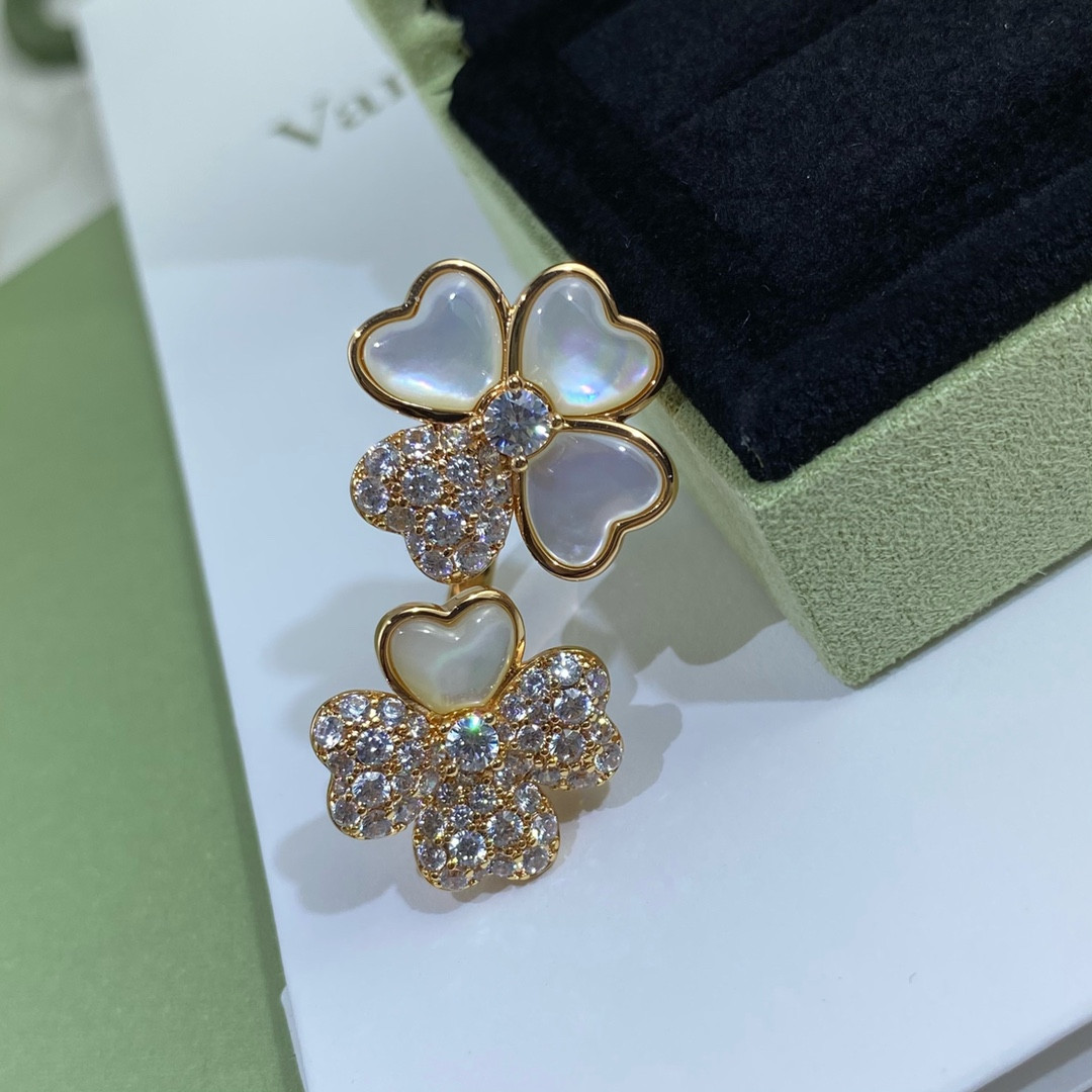 V*N CL*F & arpels four leaf clover ring