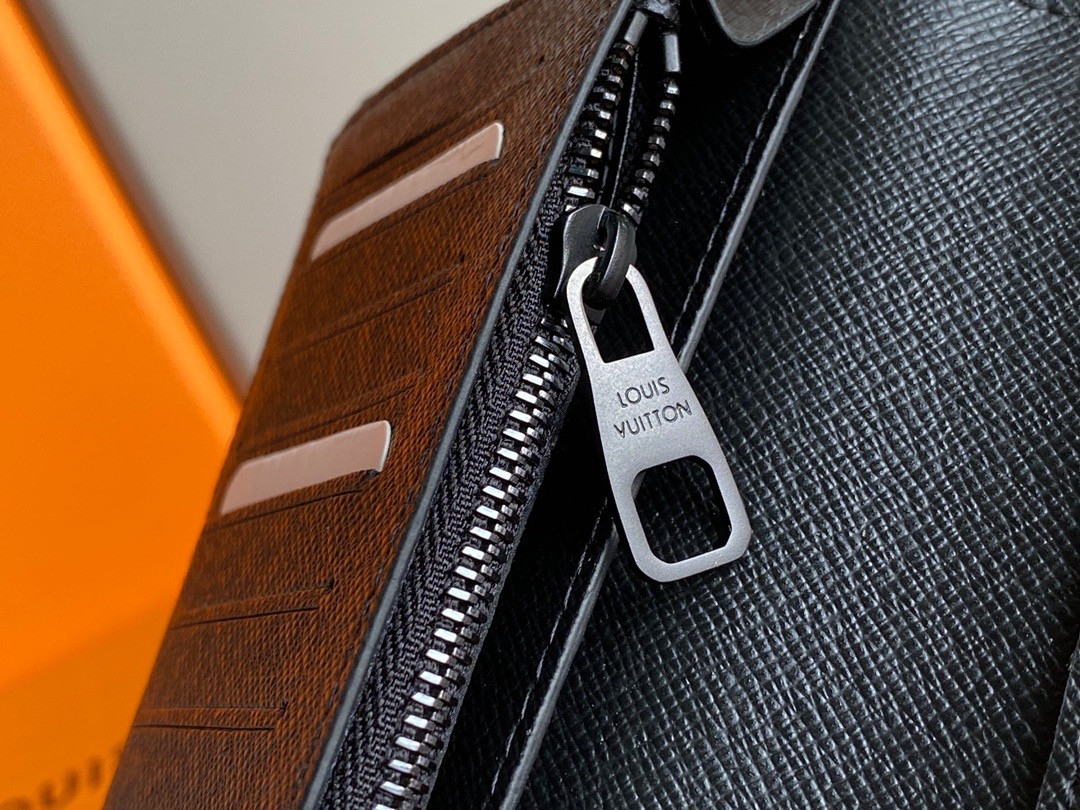 LV BRAZZA WALLET M80523