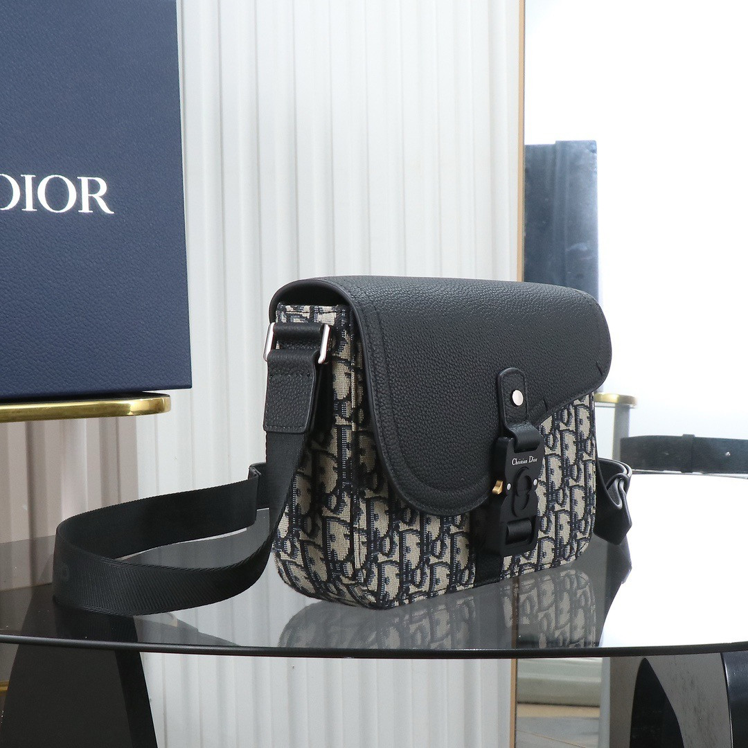 D*or saddle messenger bag with flap 23 x18 x6cm