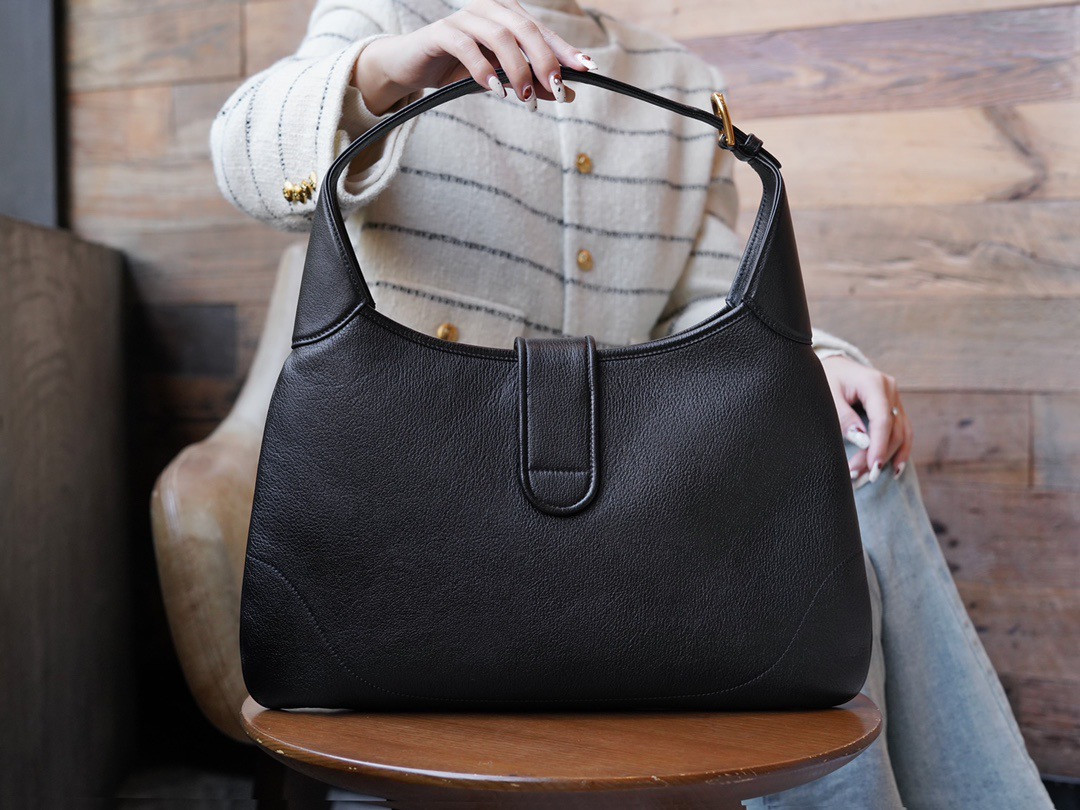 Aphrodite medium shoulder bag