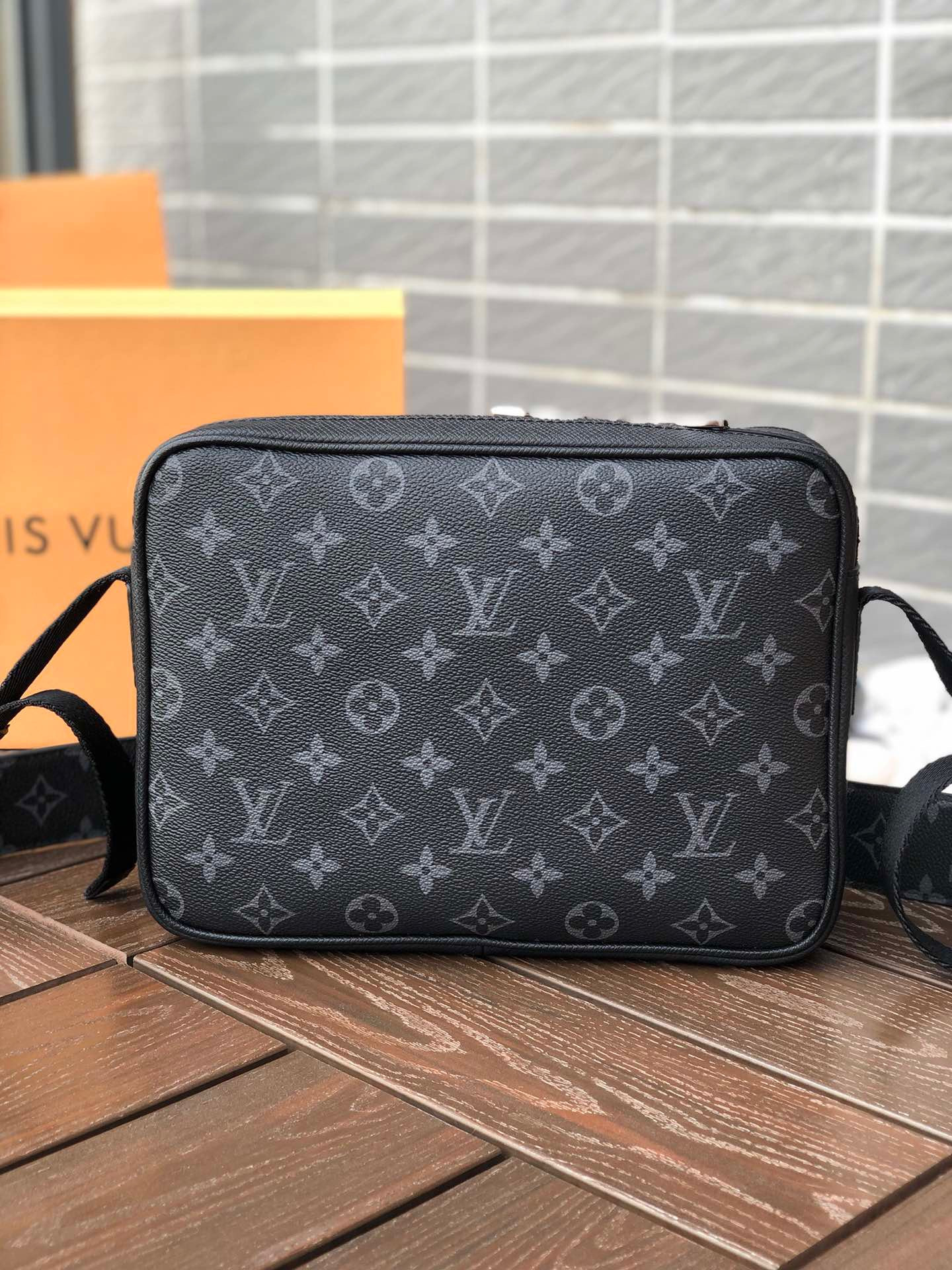 LV OUTDOOR MESSENGER M30233