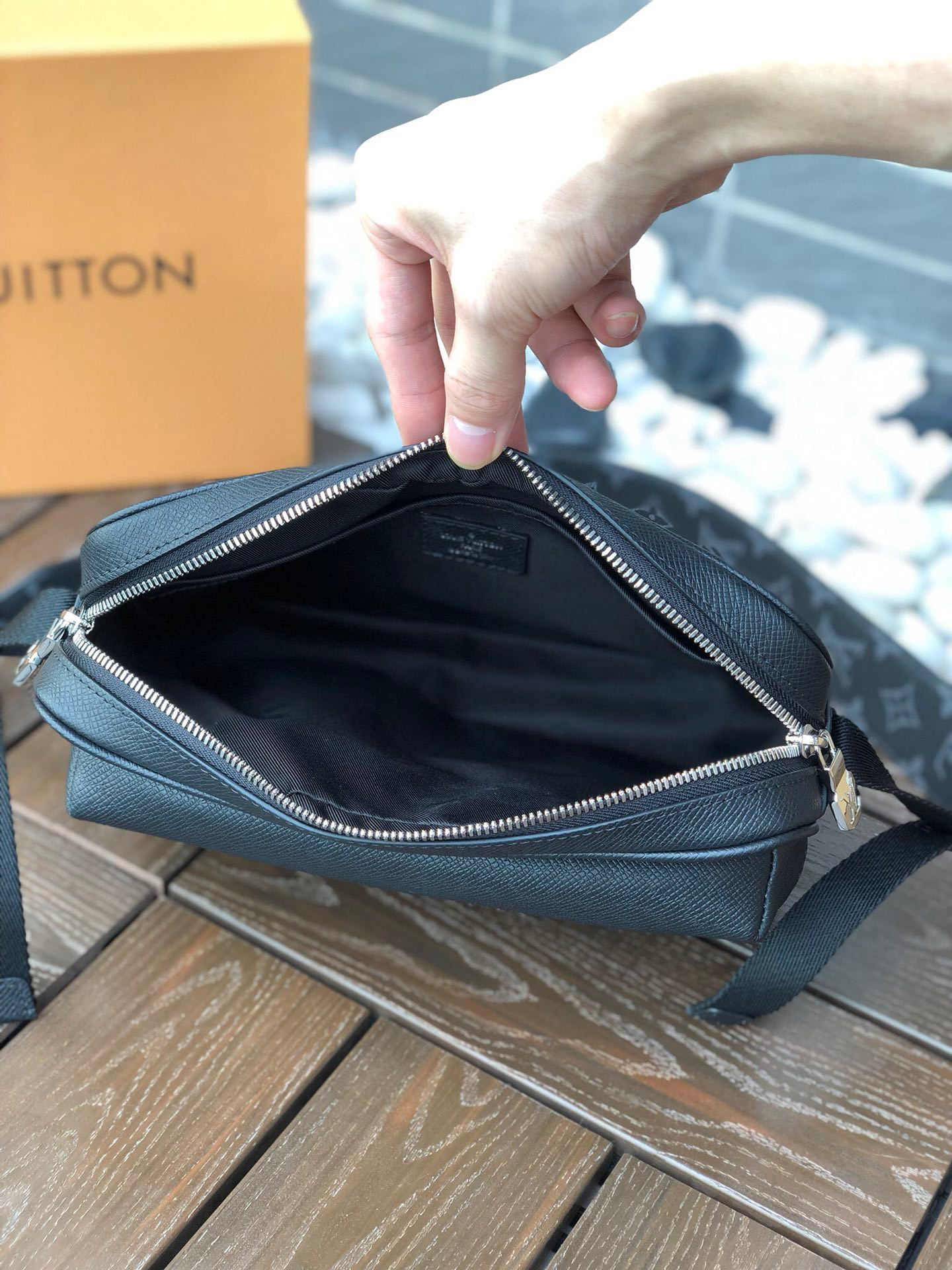 LV OUTDOOR MESSENGER M30233