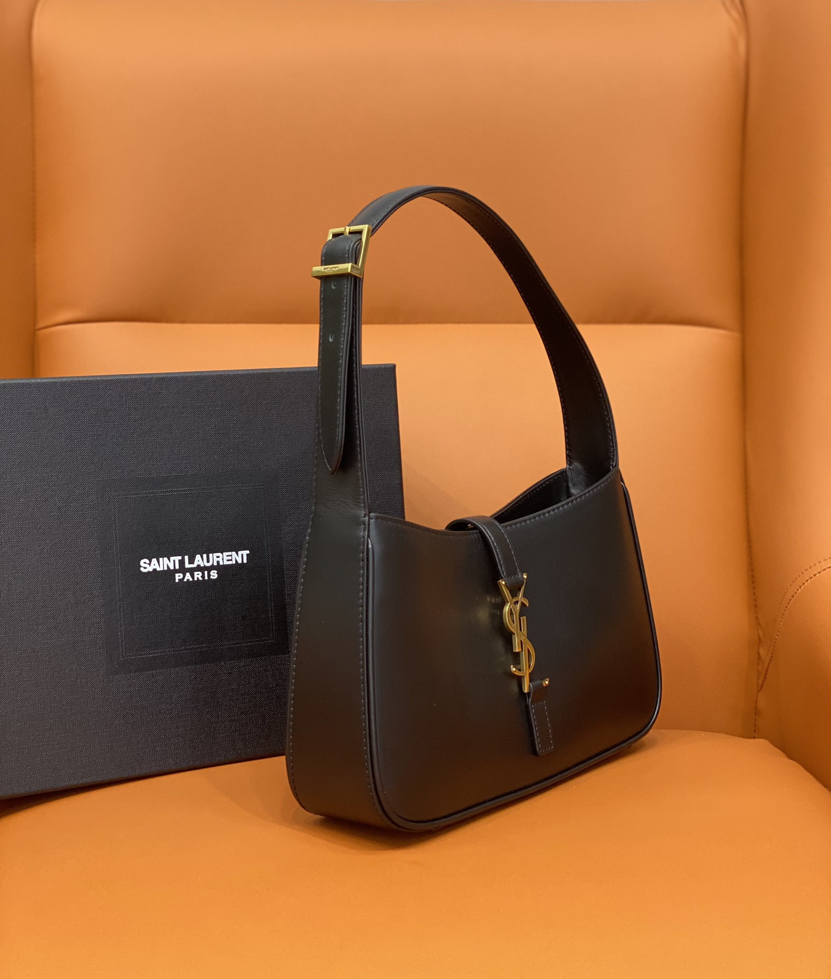 Y*L le 5 À 7 in smooth leather noir 23 x 16 x 6.5 cm