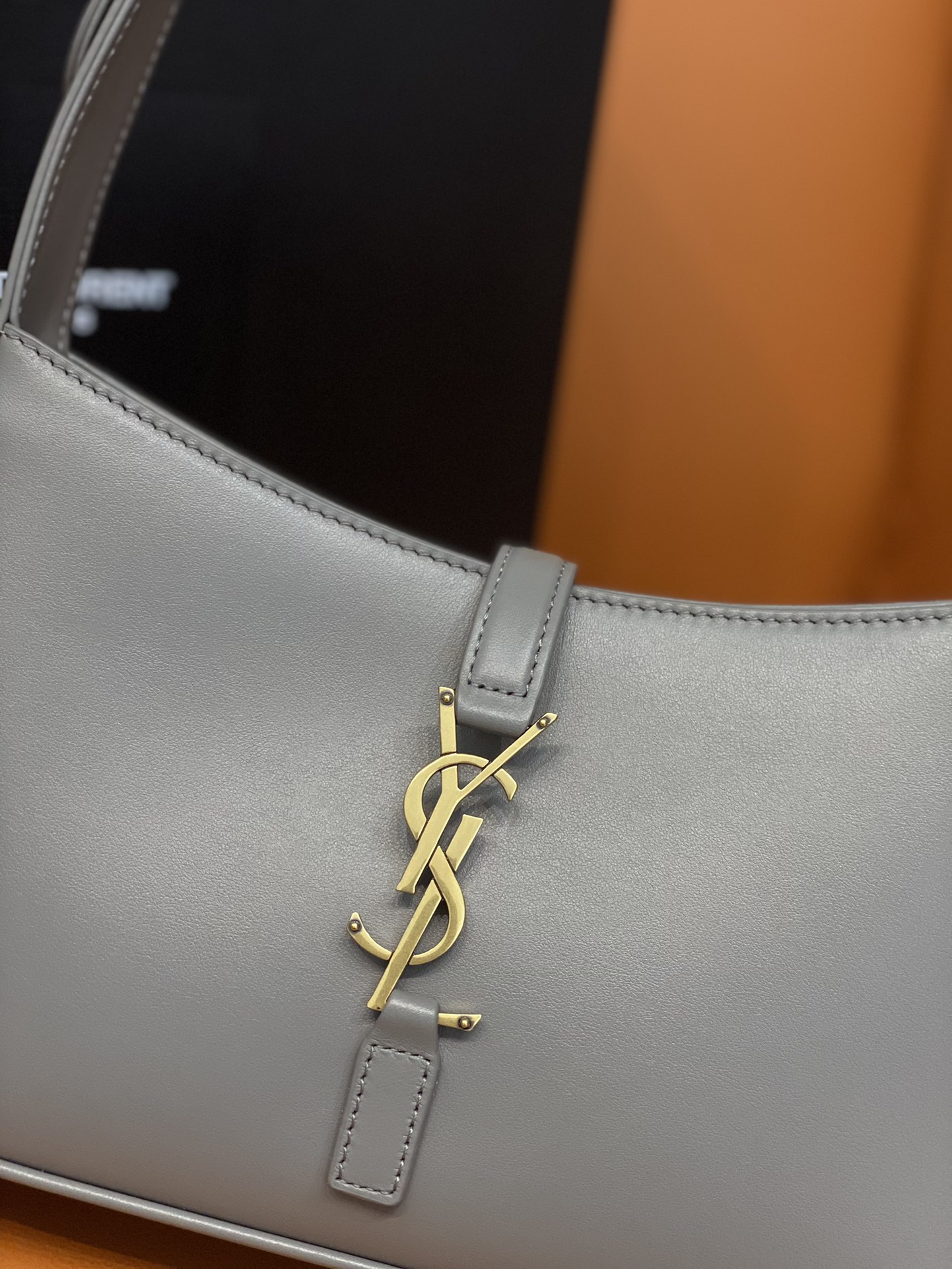 Y*L le 5 À 7 in smooth leather storm 23 x 16 x 6.5 cm