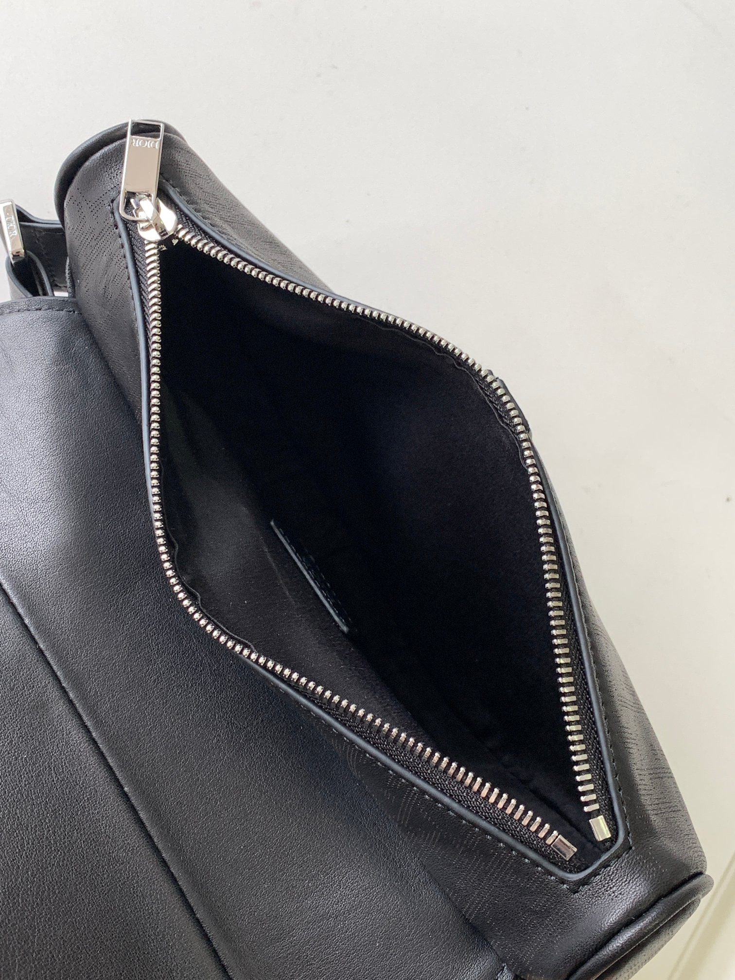ch**an D*or D*or homme bags leather black 26 x 19 x 4.5 cm