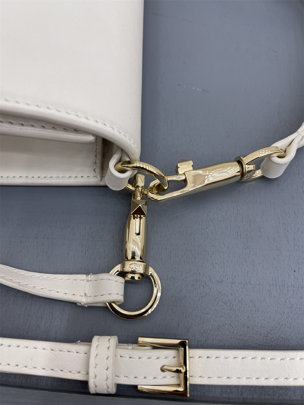 Va1e*ntin0 garavani locÒ calfskin shoulder small bag with white hardware 22 x 16  x 7 cm