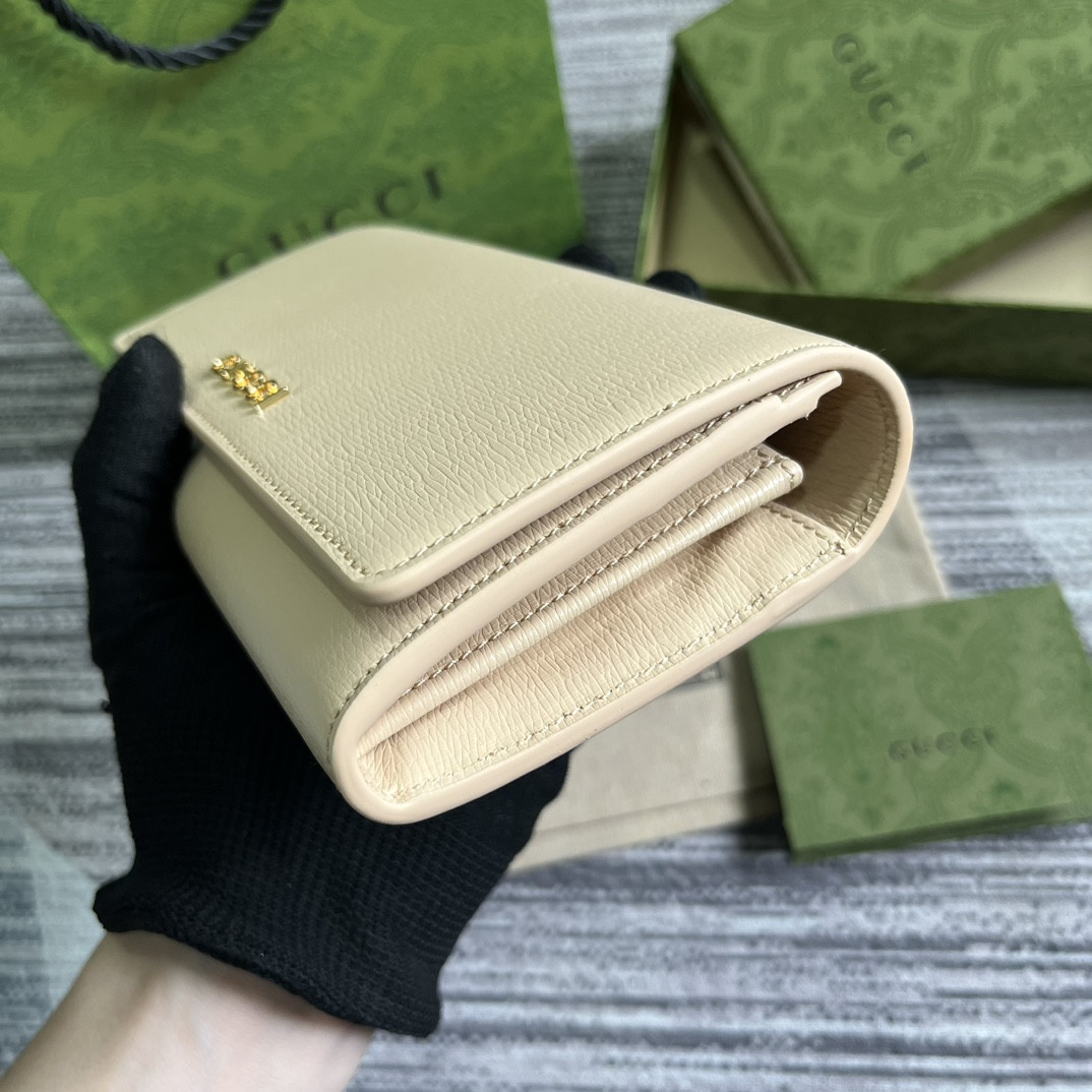 continental wallet with G*u*i script light yellow 7.5"w x 4"h x 1.4"d