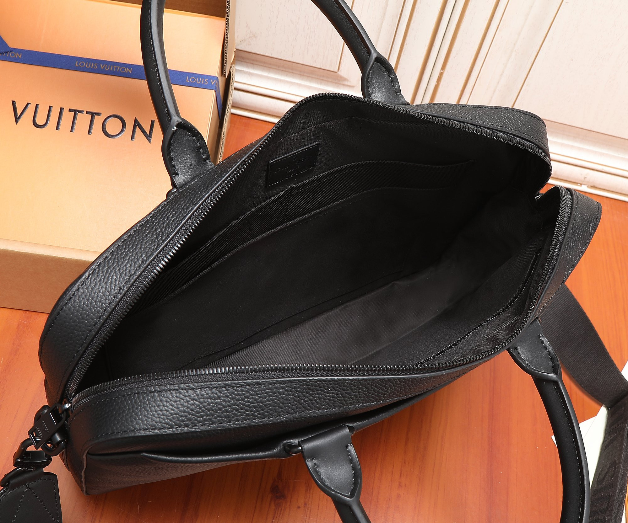 LV M23778 Pilot Briefcase 39 x 29 x 6 cm
