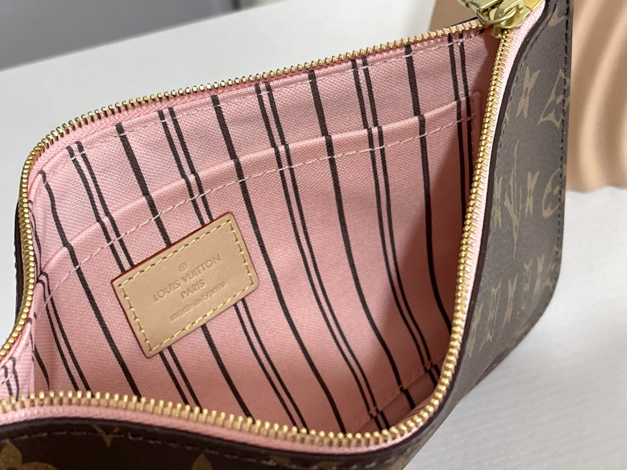 l0*is V*t0n m40995 neverfull mm 12.6 x 11.4 x 6.7 inches without box