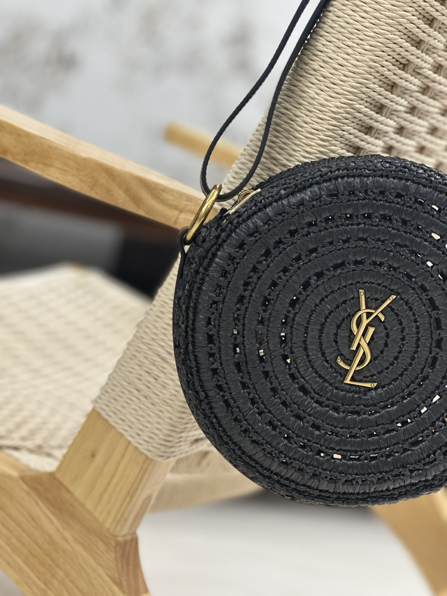 Y*L round bag in raffia and vegetable-tanned leather color black